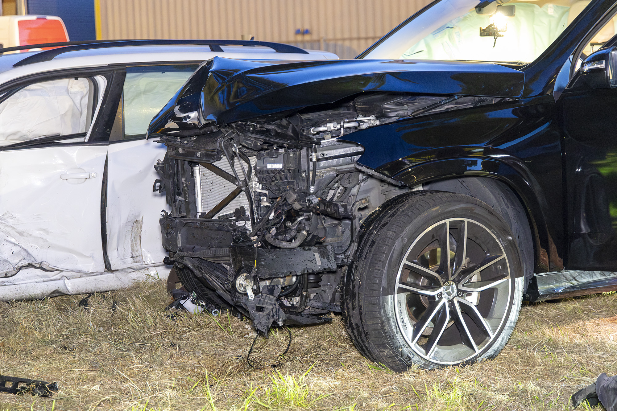 Botsing tussen twee auto's veroorzaakt flinke ravage, een persoon nagekeken - 112 Nederland