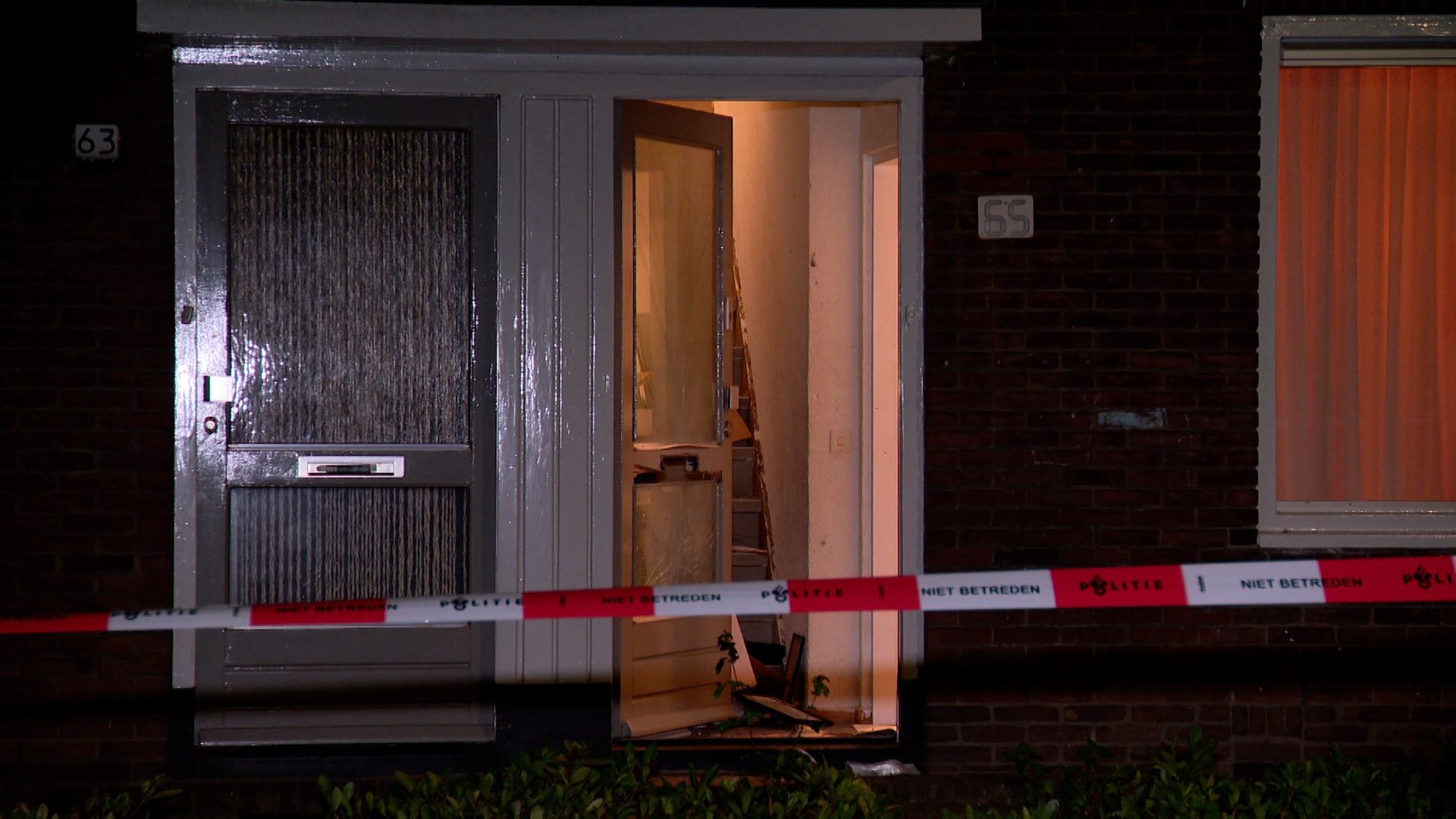 Woning beschadigd door explosie, politie doet onderzoek