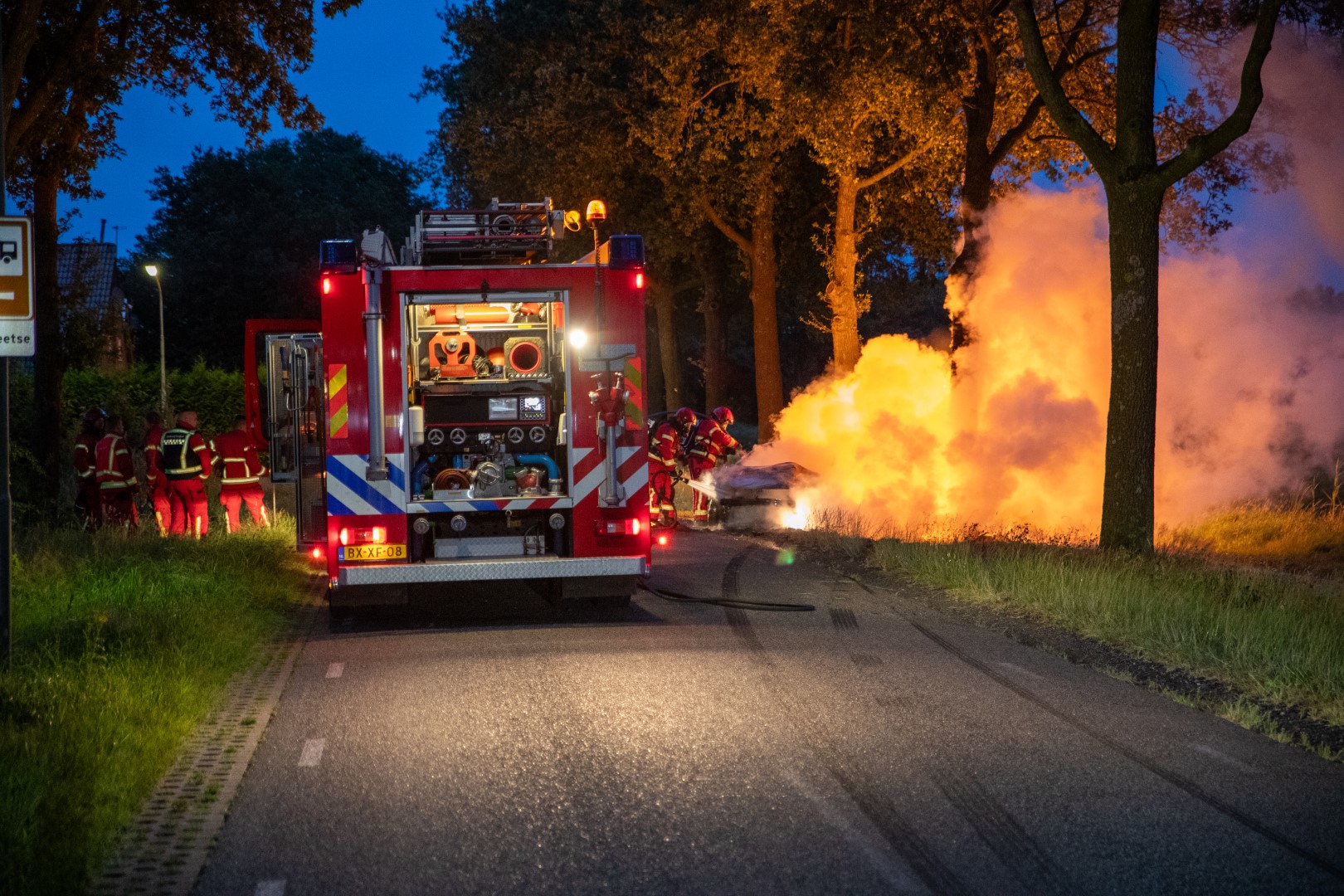 Auto vliegt in brand na frontale botsing met boom