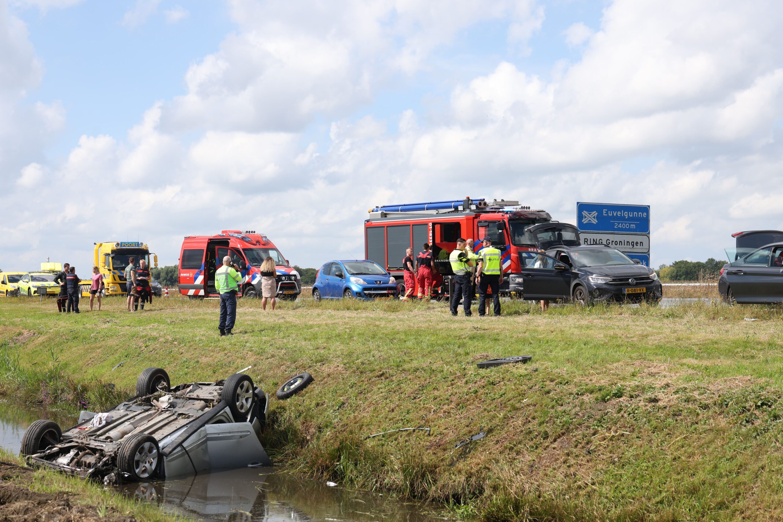 Auto belandt ondersteboven in sloot naast snelweg