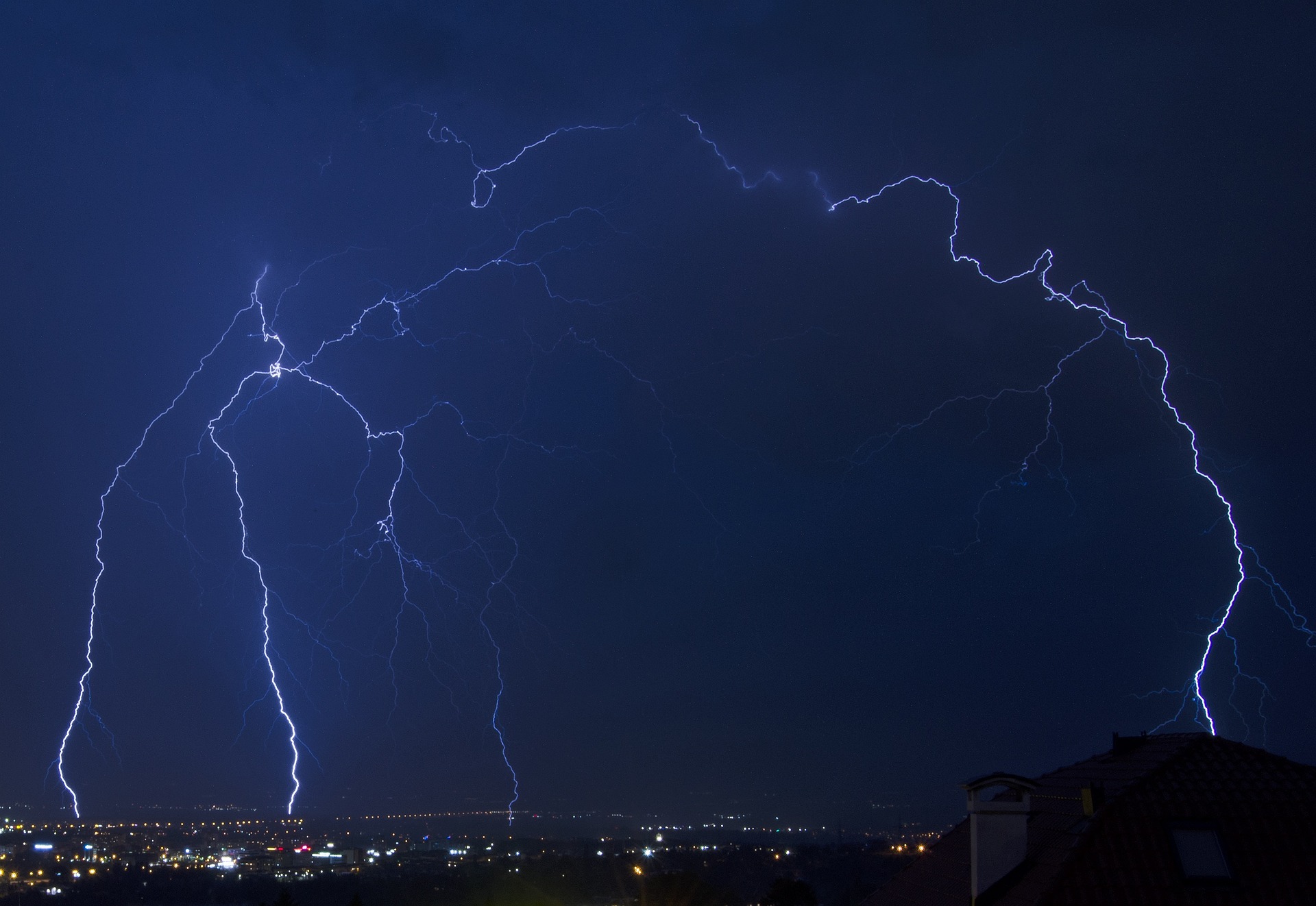 Code oranje: zware onweersbuien, veel regen, grote hagel en (zware) windstoten