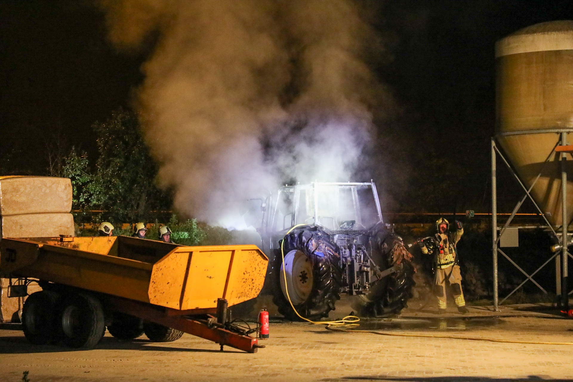 Voorbijgangers ontdekken brandende tractor op erf