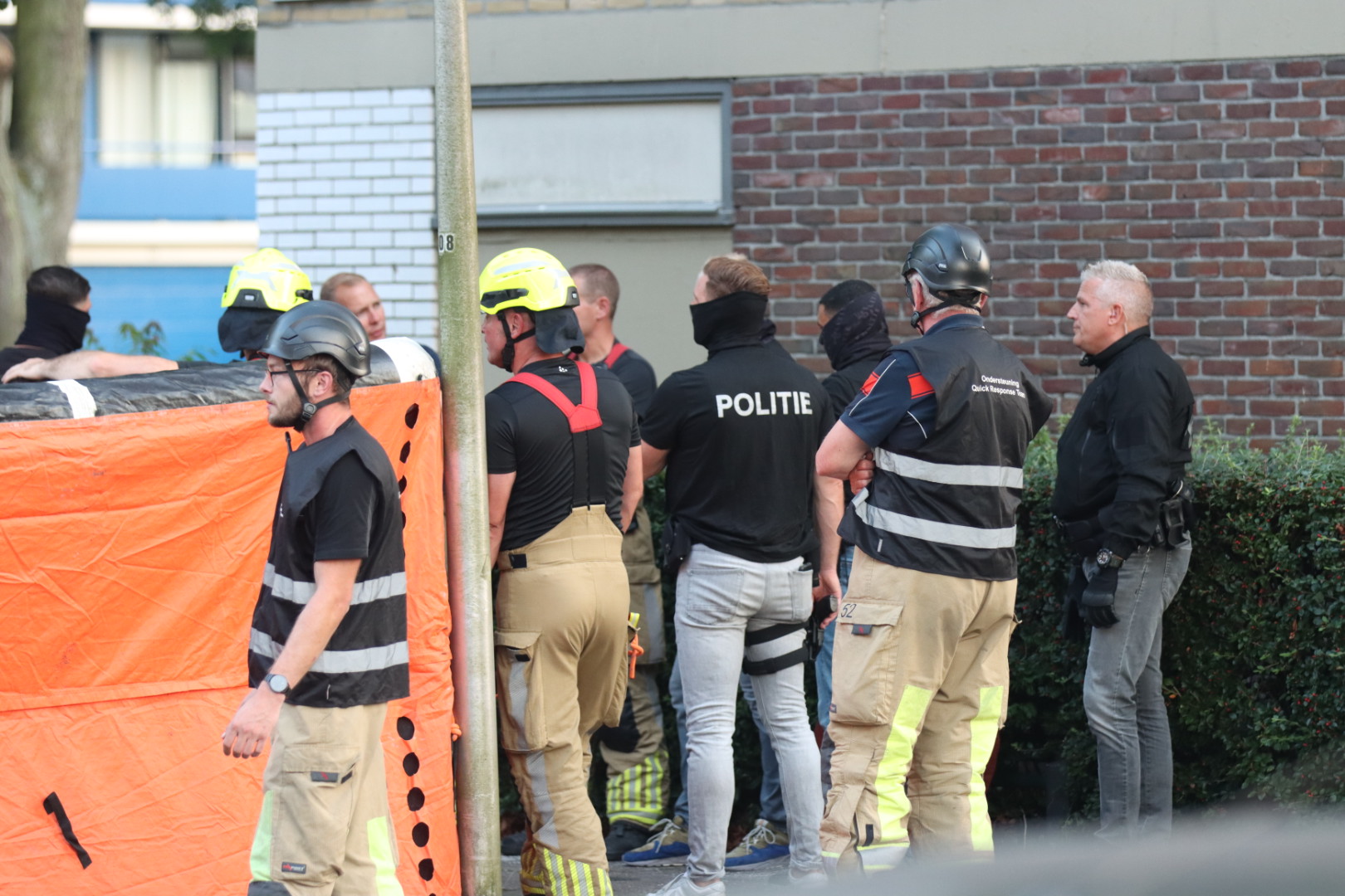 Verwarde vrouw door politie uit woning gehaald en afgevoerd