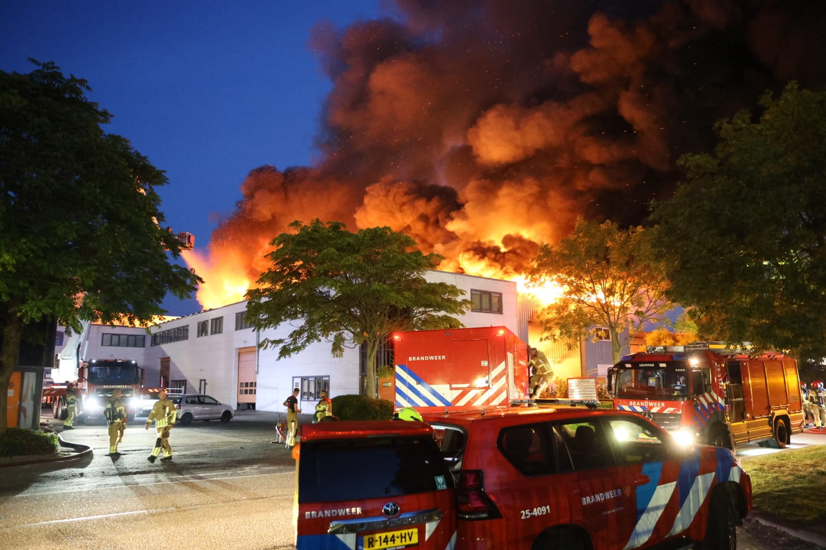 Zeer grote brand legt bedrijfspand volledig in de as