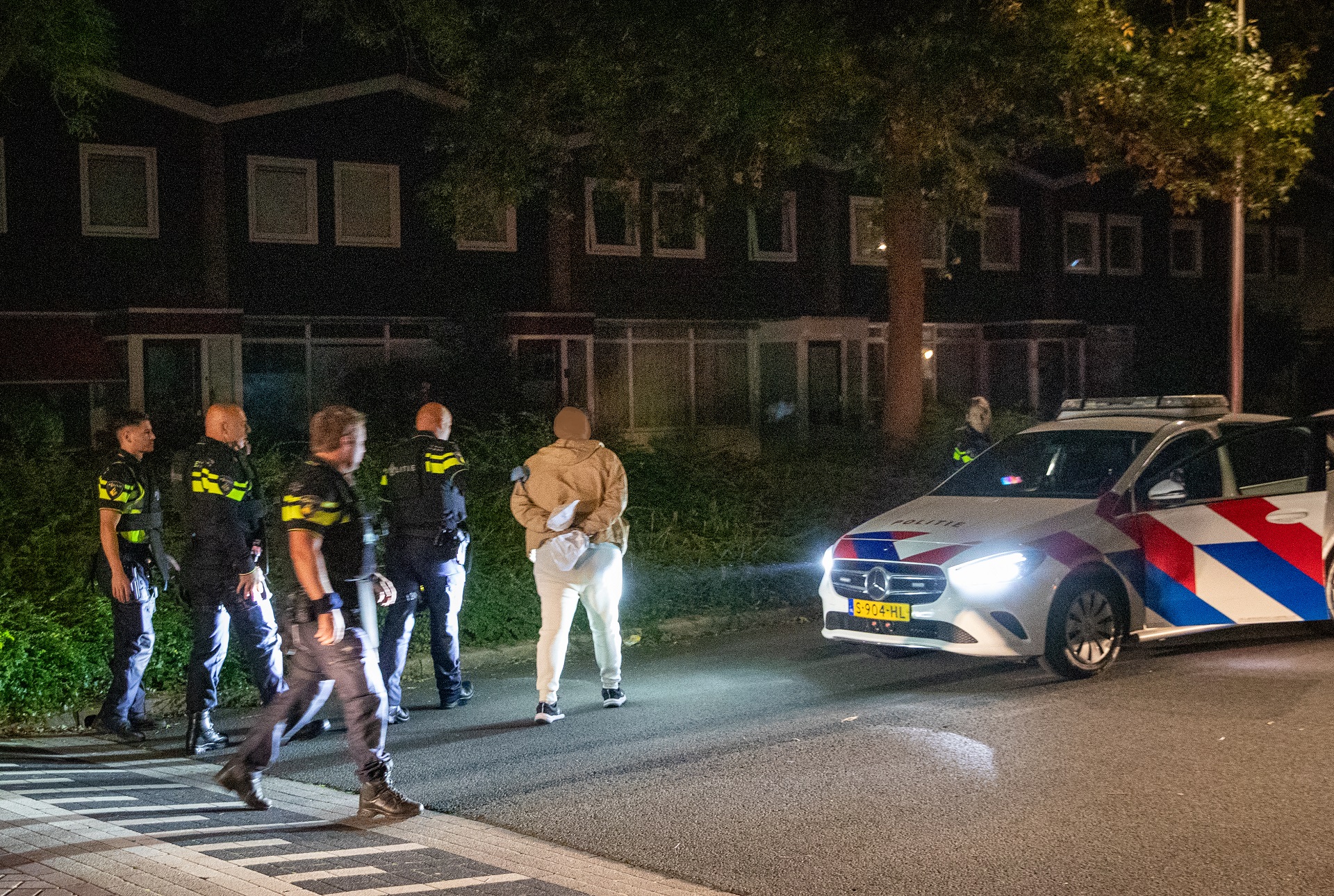 VIDEO: Man neergeschoten bij sportpark, verdachte en vuurwapen gevonden