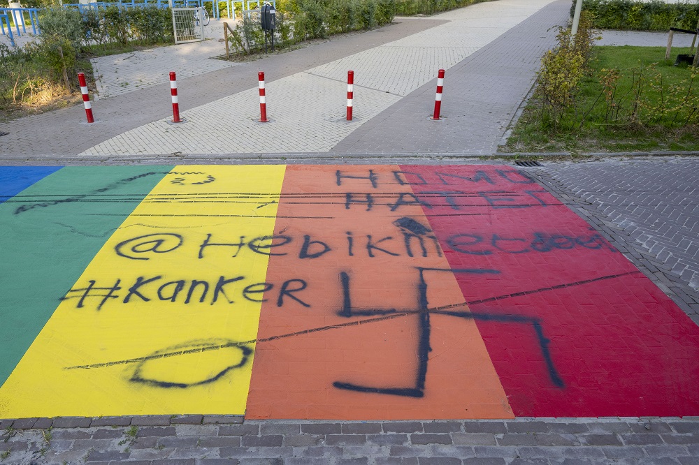 Regenboogzebrapad al beklad voor officiële opening
