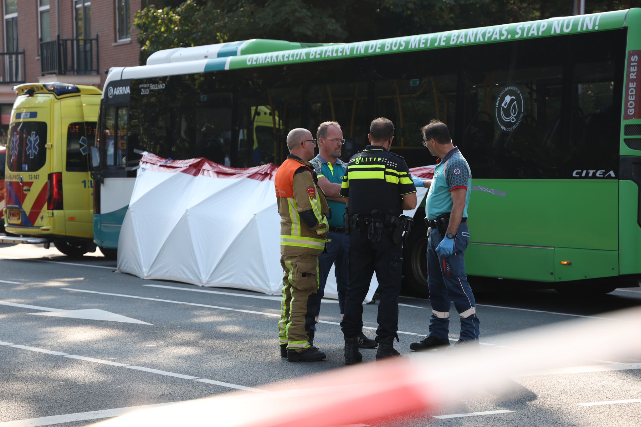 Fietser overleden bij botsing met bus