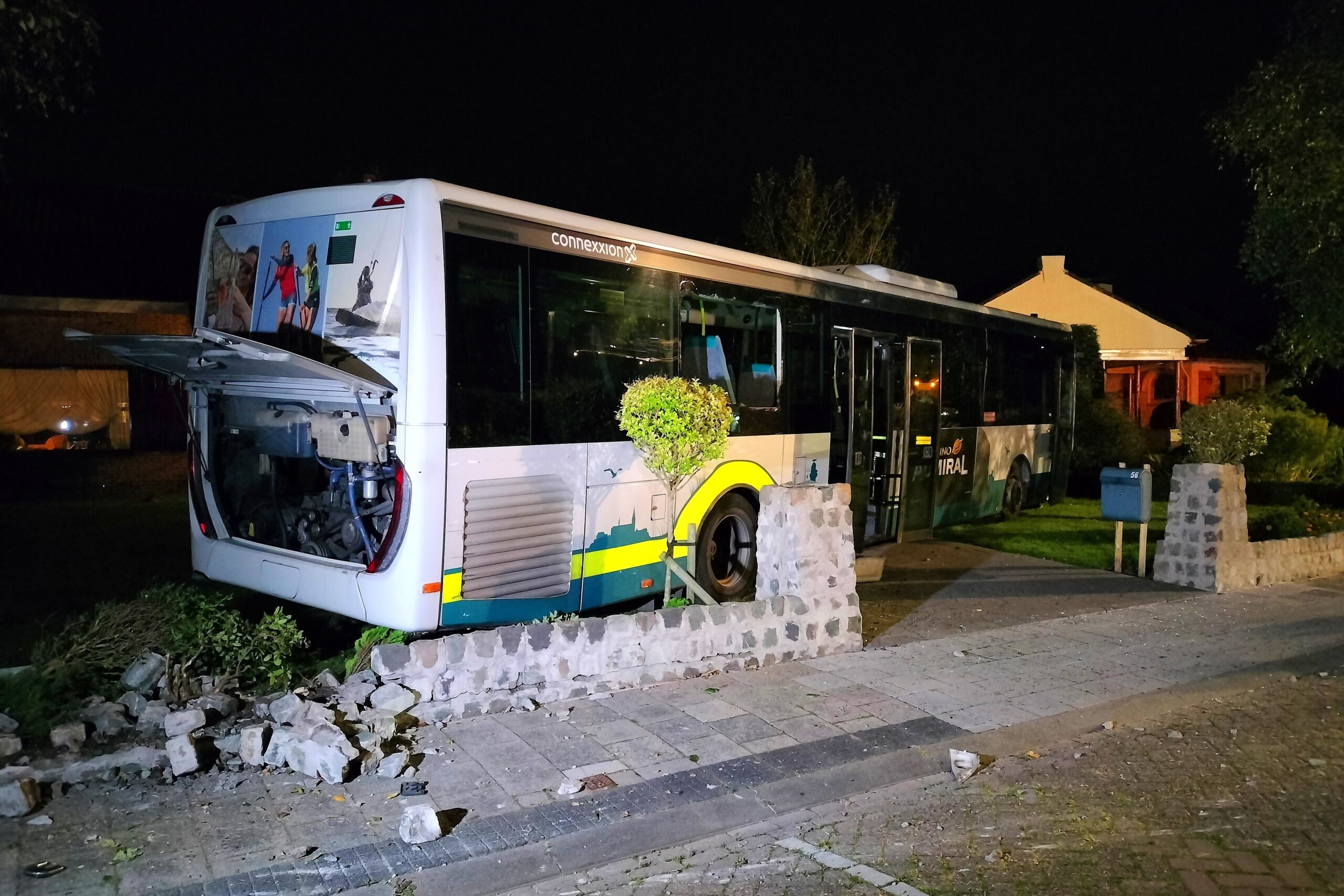 Lijnbus met zeven passagiers belandt in voortuin van woning