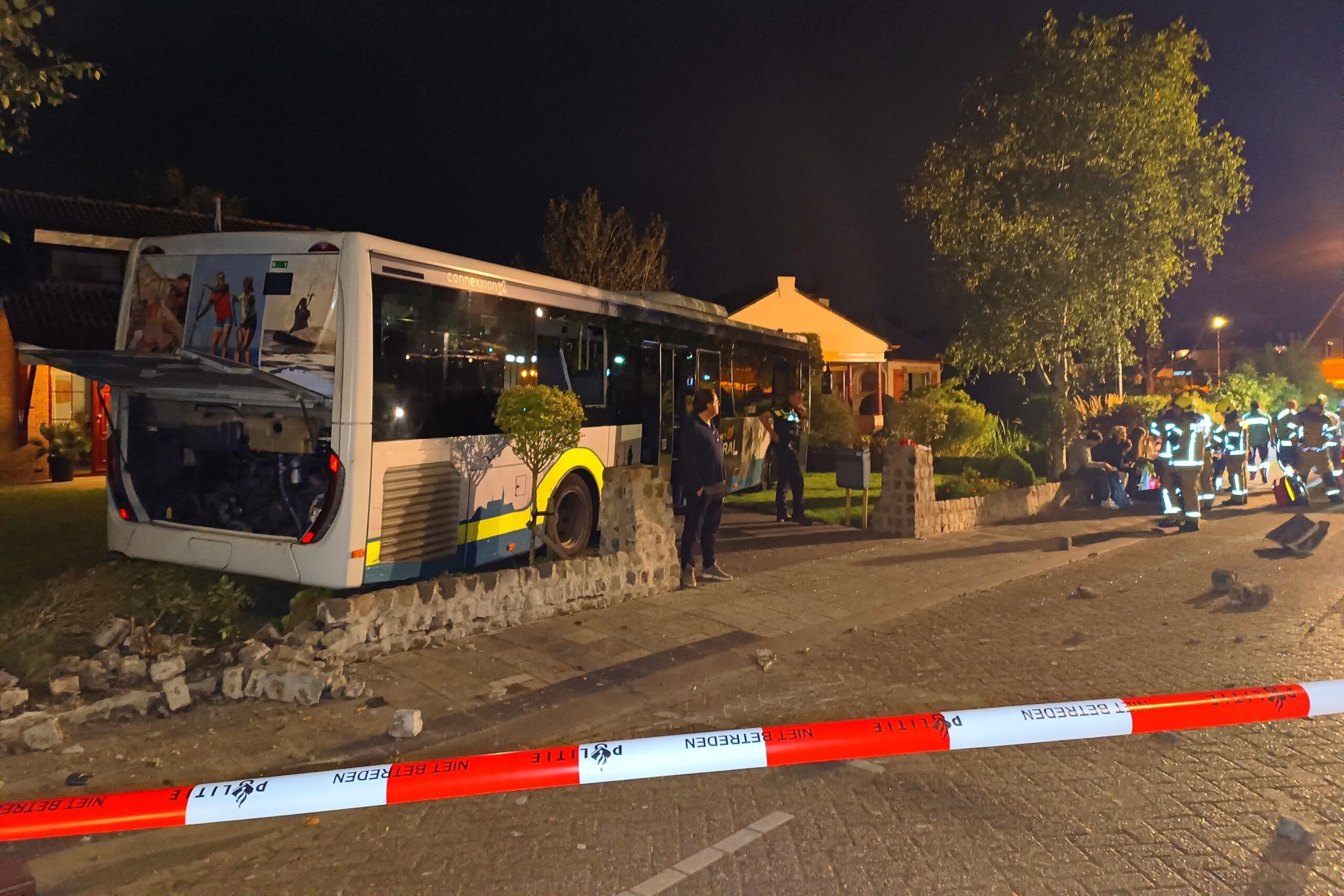 Lijnbus belandt in tuin, Middelburgsestraat in Goes - 112 Nederland