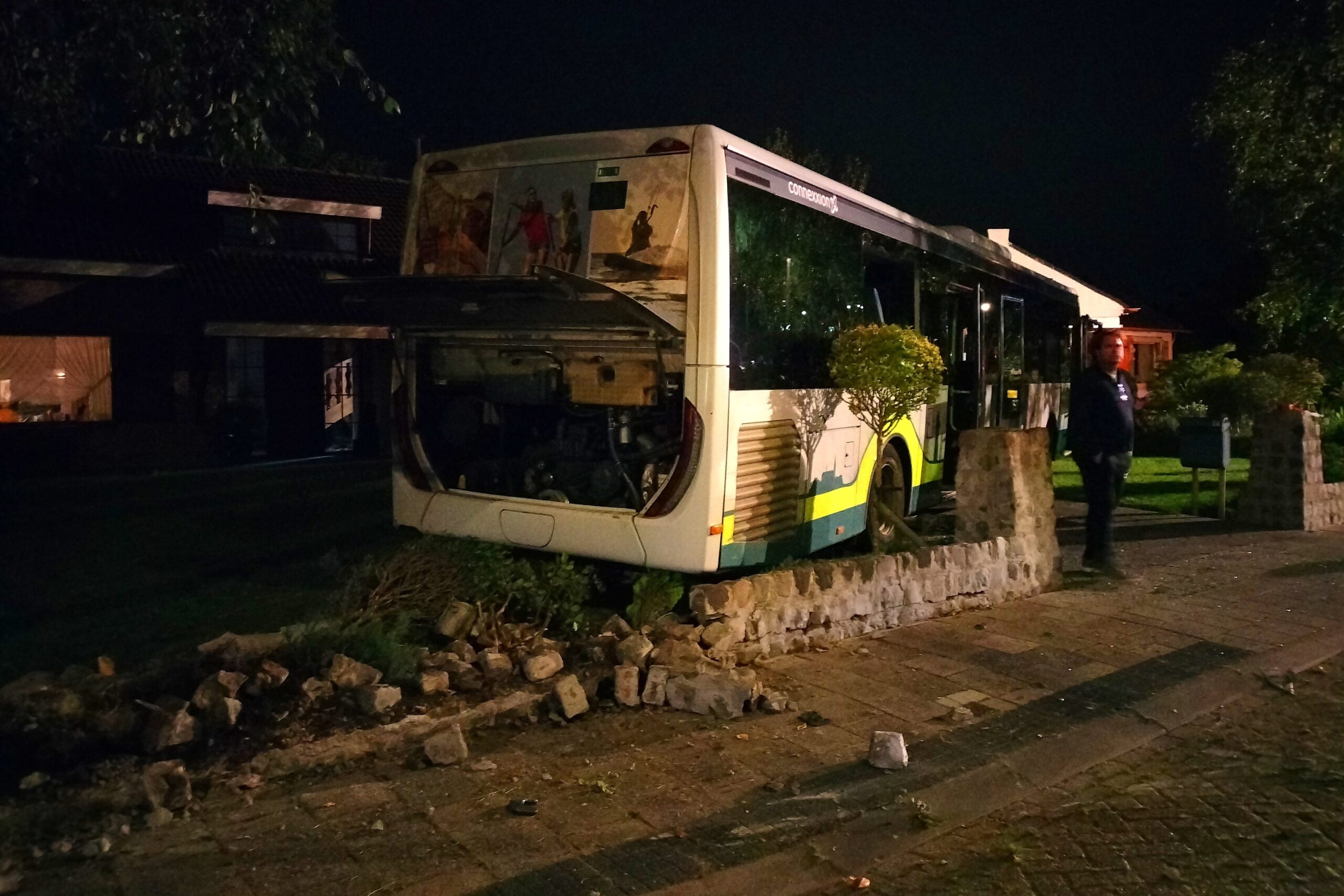 Lijnbus belandt in tuin, Middelburgsestraat in Goes - 112 Nederland