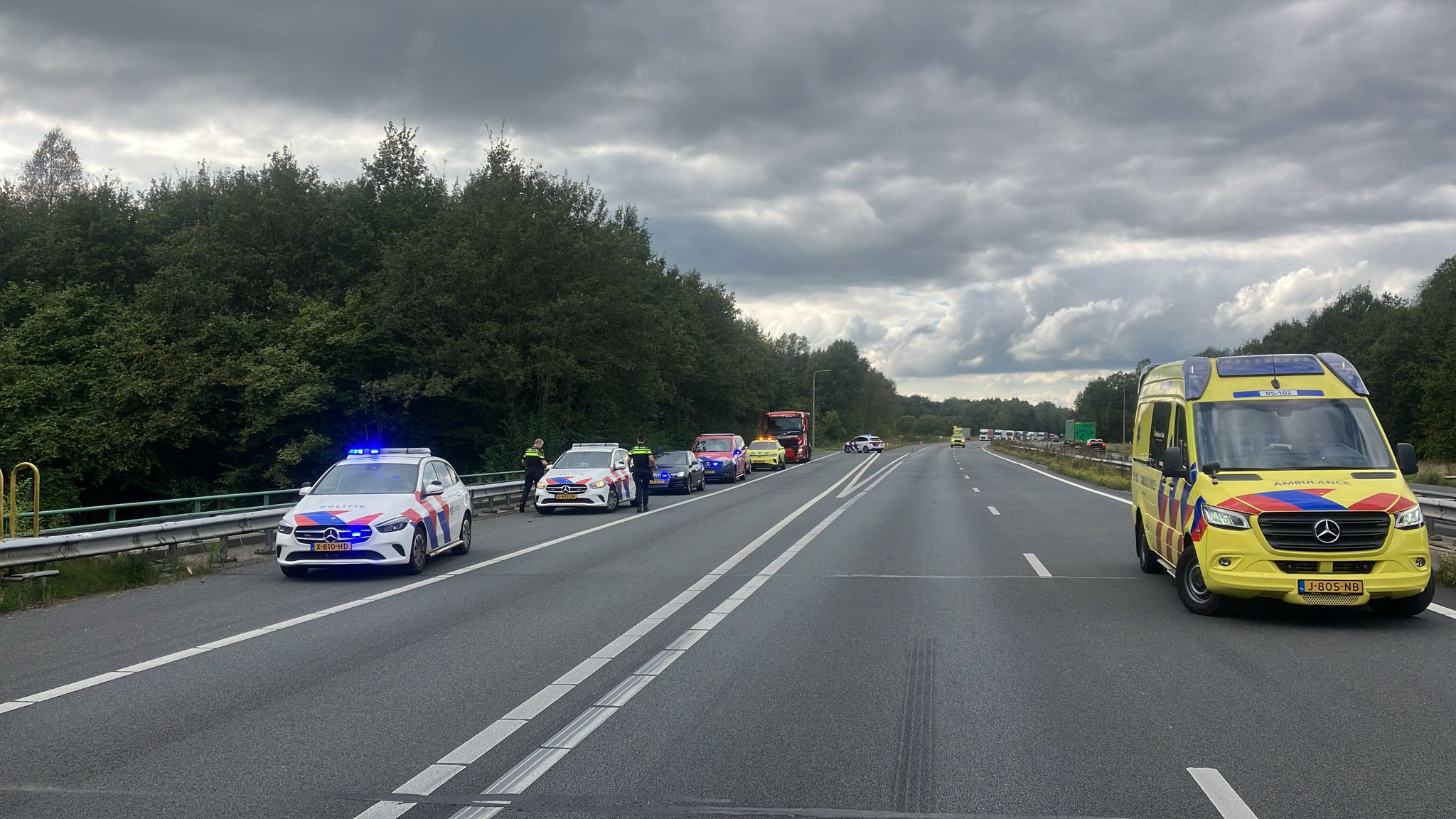 Dodelijk ongeval in file bij grenscontroles: auto belandt onder vrachtwagen