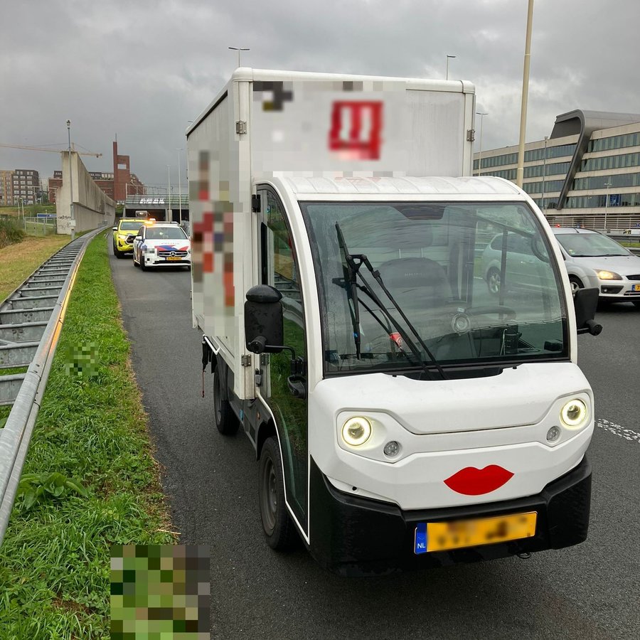 Boodschappenbezorger heeft haast: rijdt met 50 kilometer-busje over snelweg