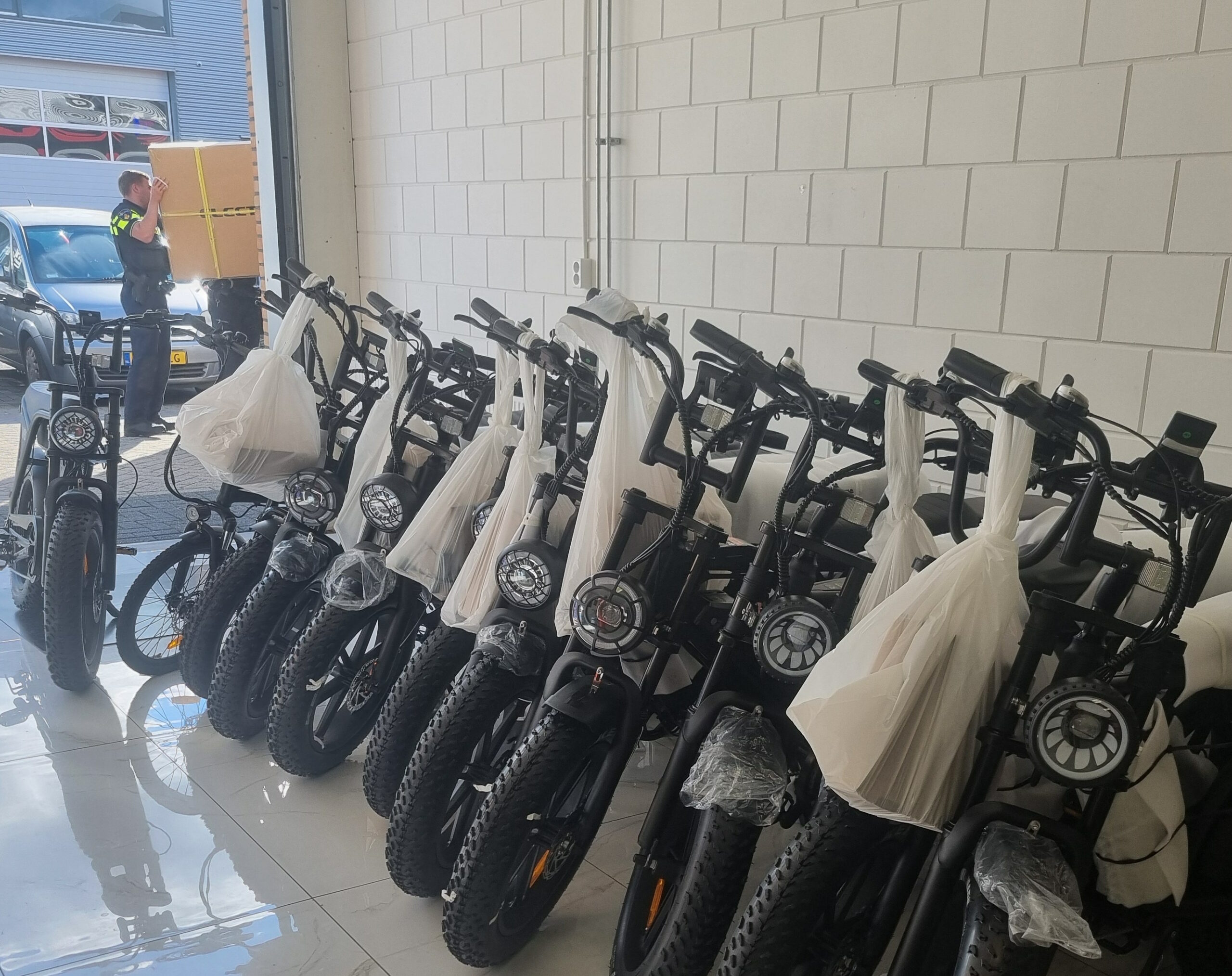 Politie neemt 35 niet goedgekeurde fatbikes in beslag