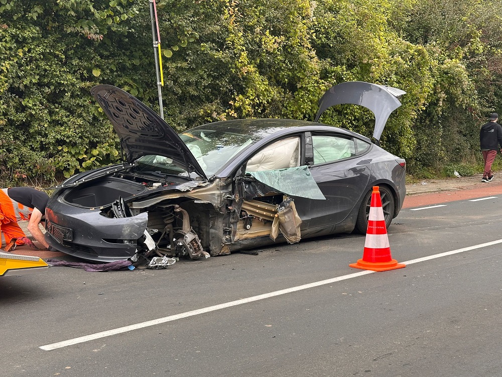 Frontale botsing tussen Tesla en graafmachine