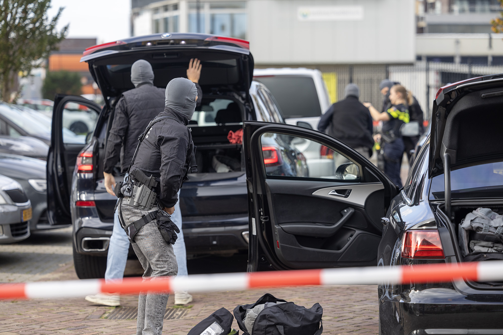 Verwarde man na uren door DSI uit raam flat gehaald in Beverwijk - 112 Nederland