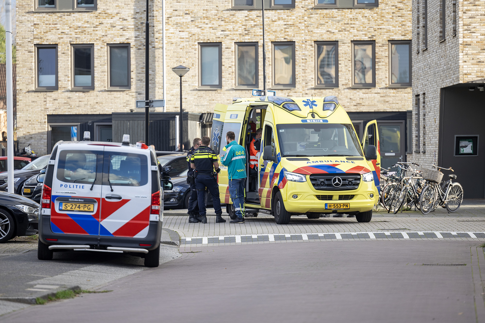 Verwarde man na uren door DSI uit raam flat gehaald in Beverwijk - 112 Nederland