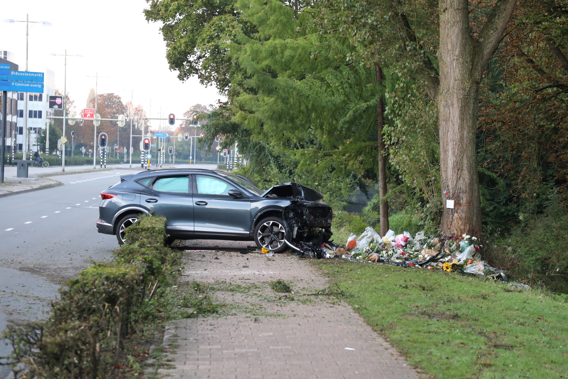 Auto botst tegen zelfde boom als waar vorige week drie mannen omkwamen