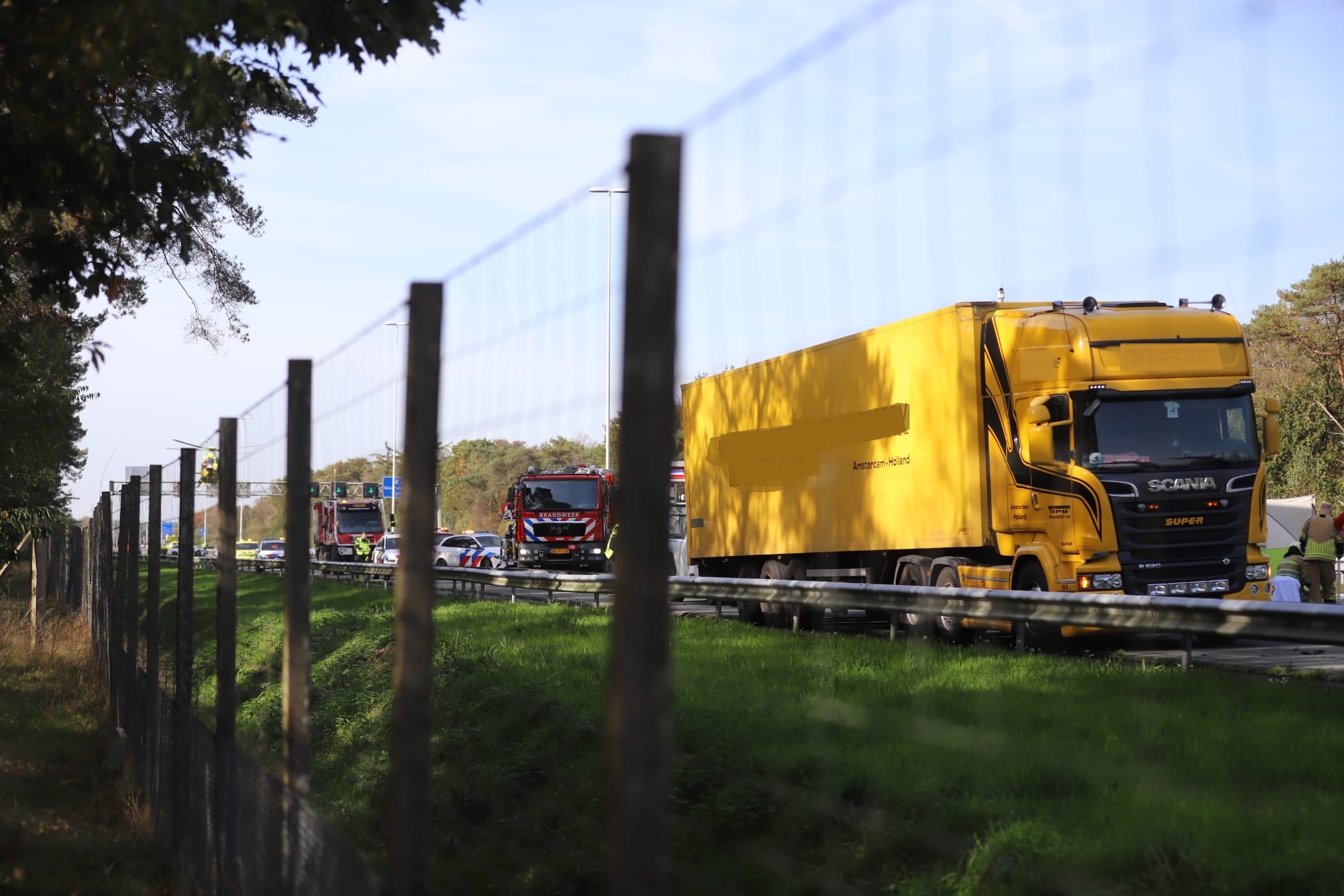 Vrachtwagenchauffeur aangereden op snelweg, hulpdiensten massaal ter plaatse