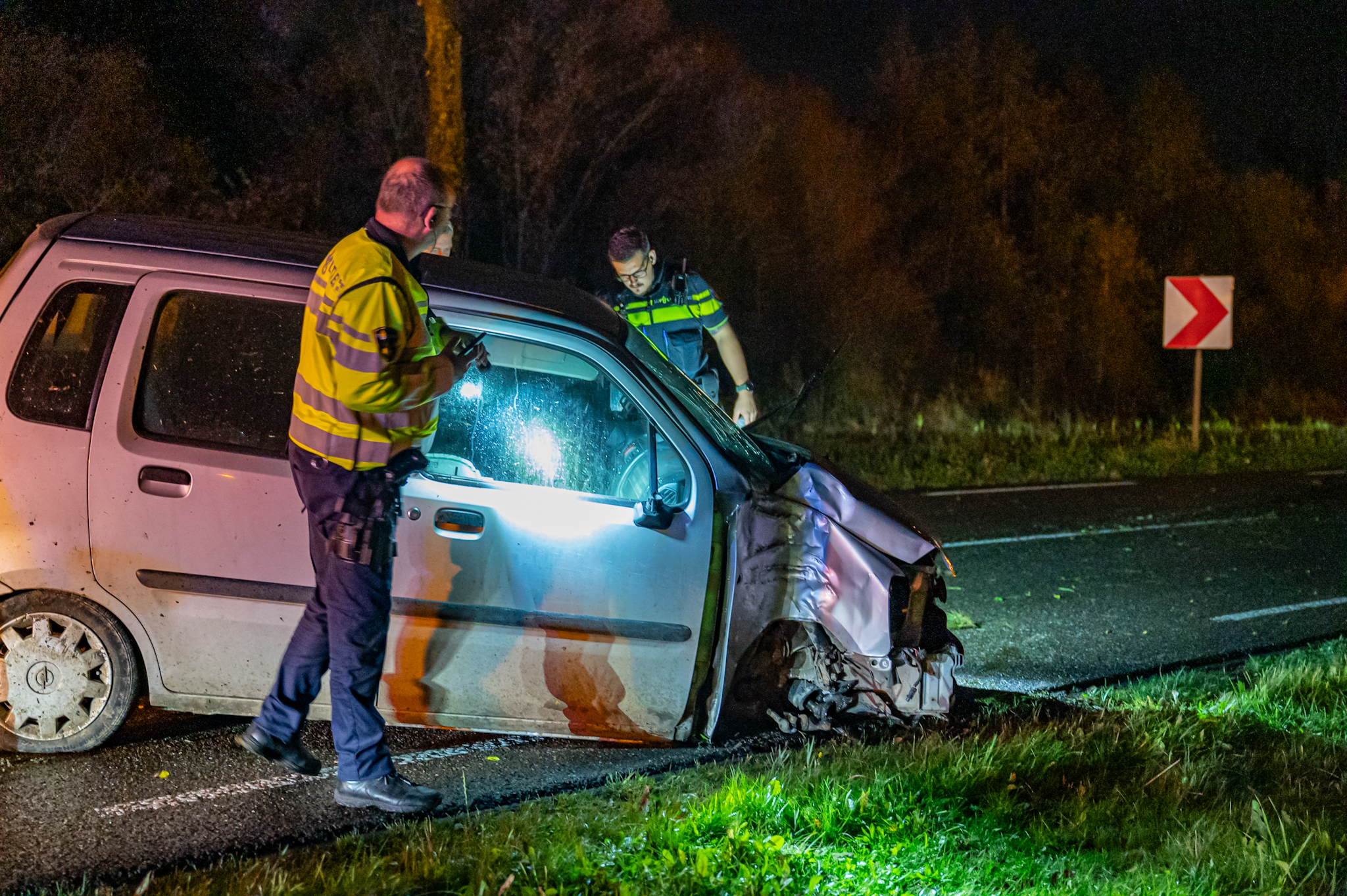 Auto crasht tegen boom