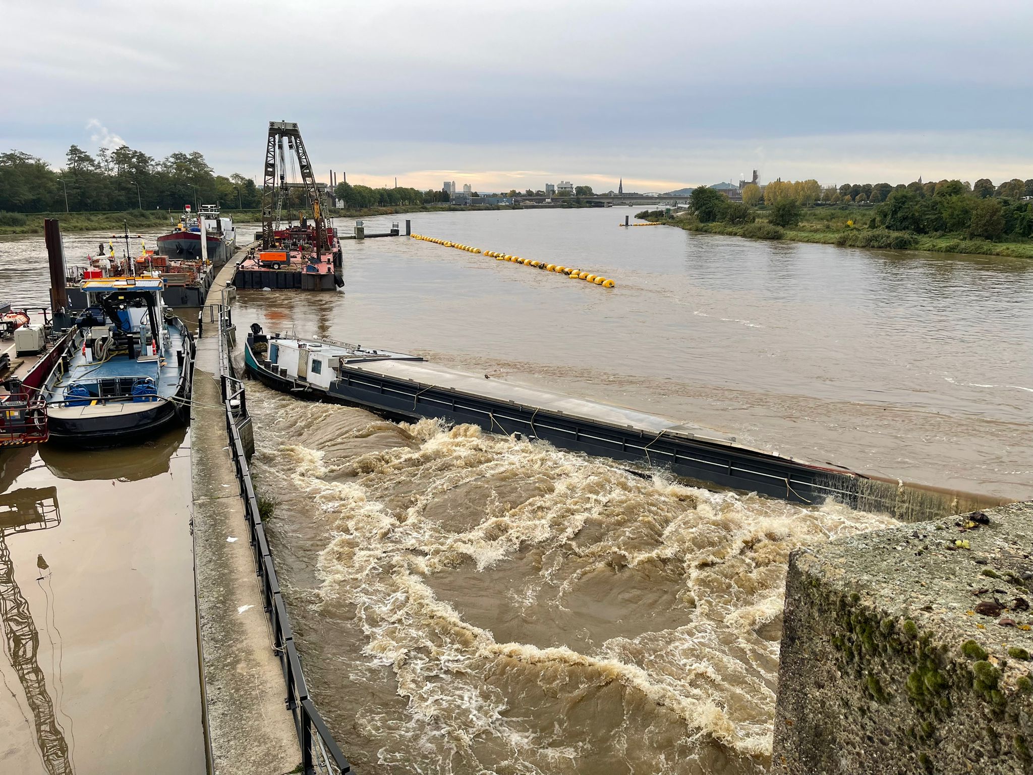 Vrachtschip dreigt te zinken, brandweer ter plaatse