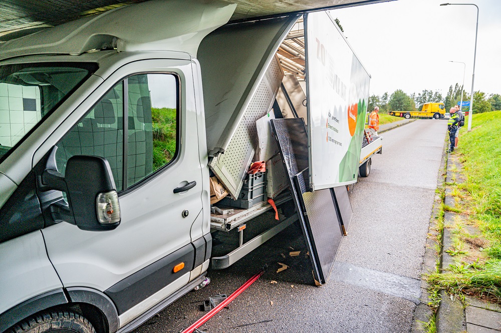 Bakwagen vast in spoortunnel
