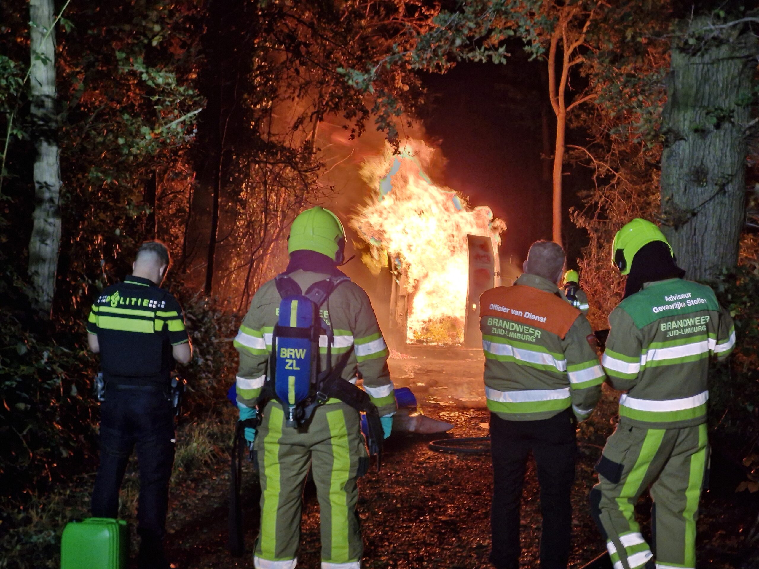 Bestelbus met drugsafval vat vlam in bosgebied