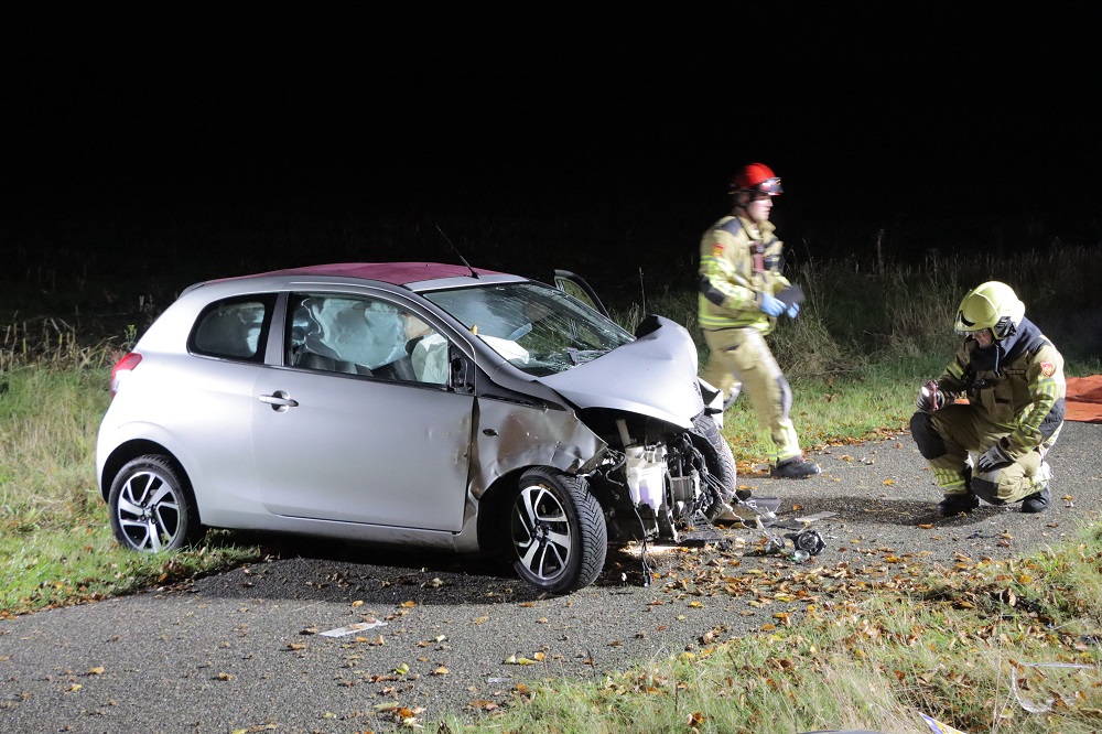 Auto knalt tegen boom, bestuurder bekneld
