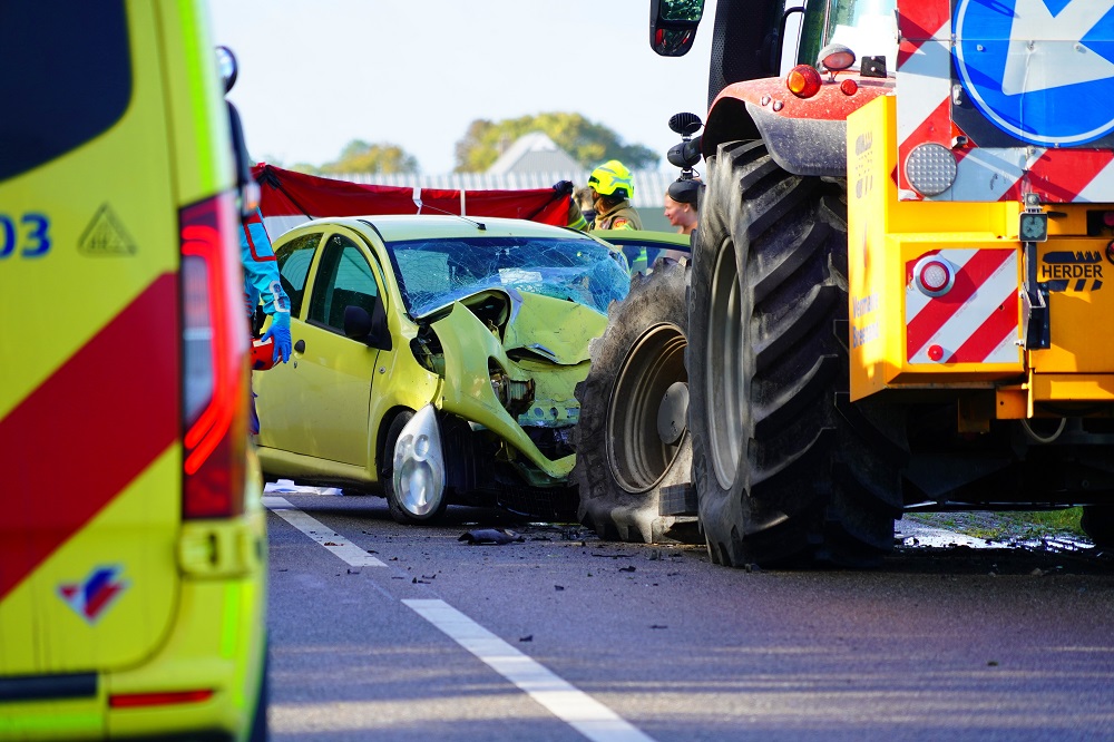Automobilist (84) komt om bij botsing met tractor