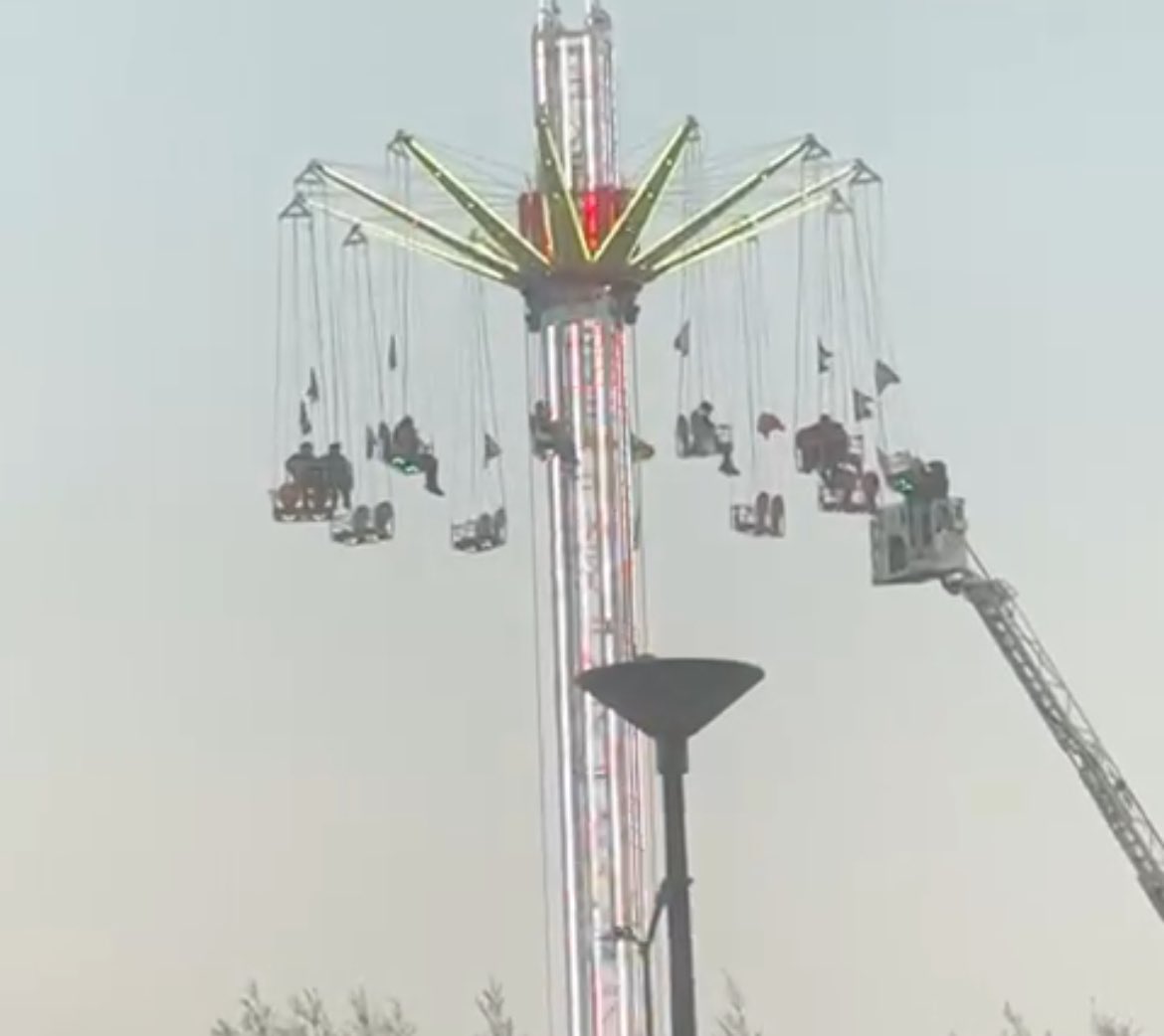 Mensen op grote hoogte vast in kermisattractie, hulpdiensten groots aanwezig