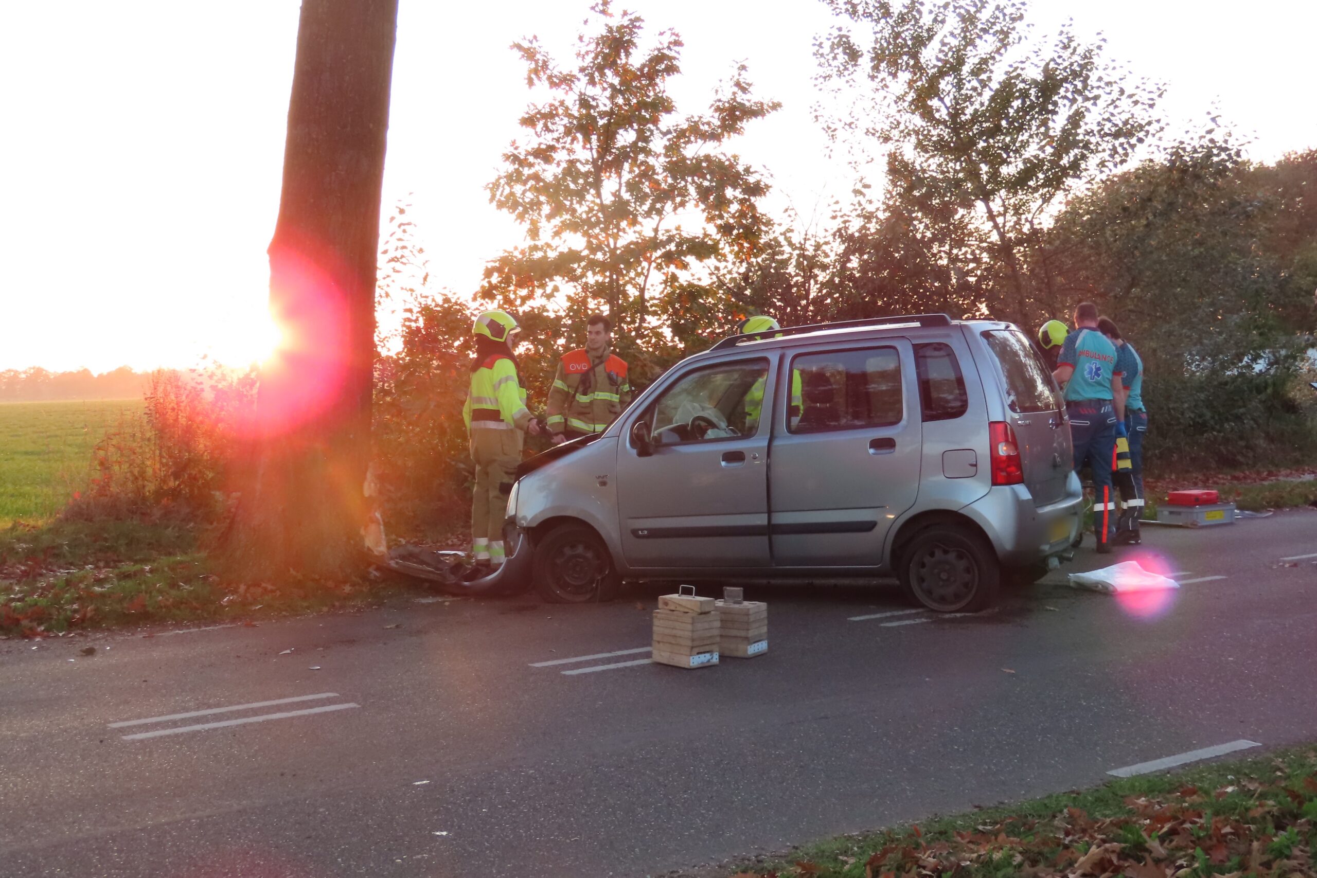 Bestuurder door brandweer bevrijd na botsing tegen boom