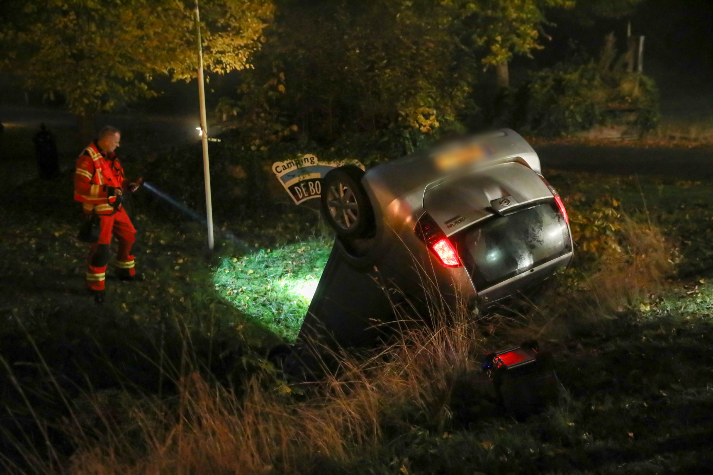 Automobilist belandt op de kop in sloot bij ongeval