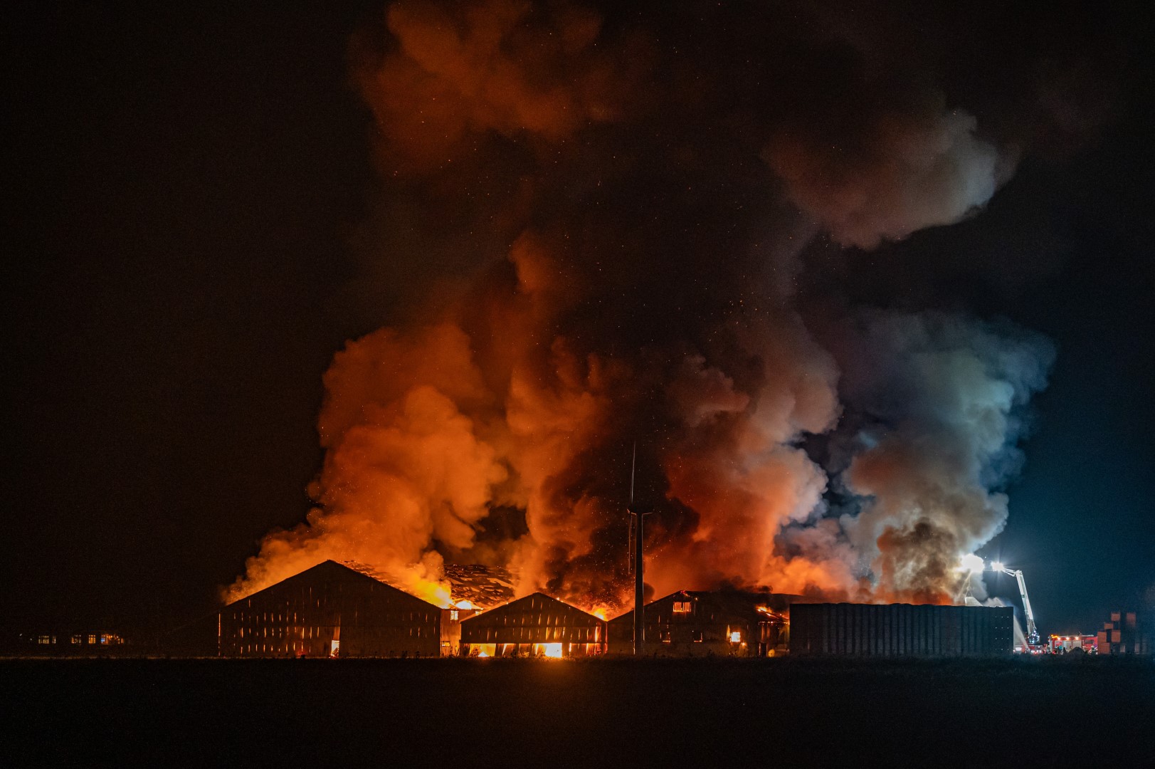 VIDEO: Grote brand in drie loodsen, vlammenzee legt ze in as