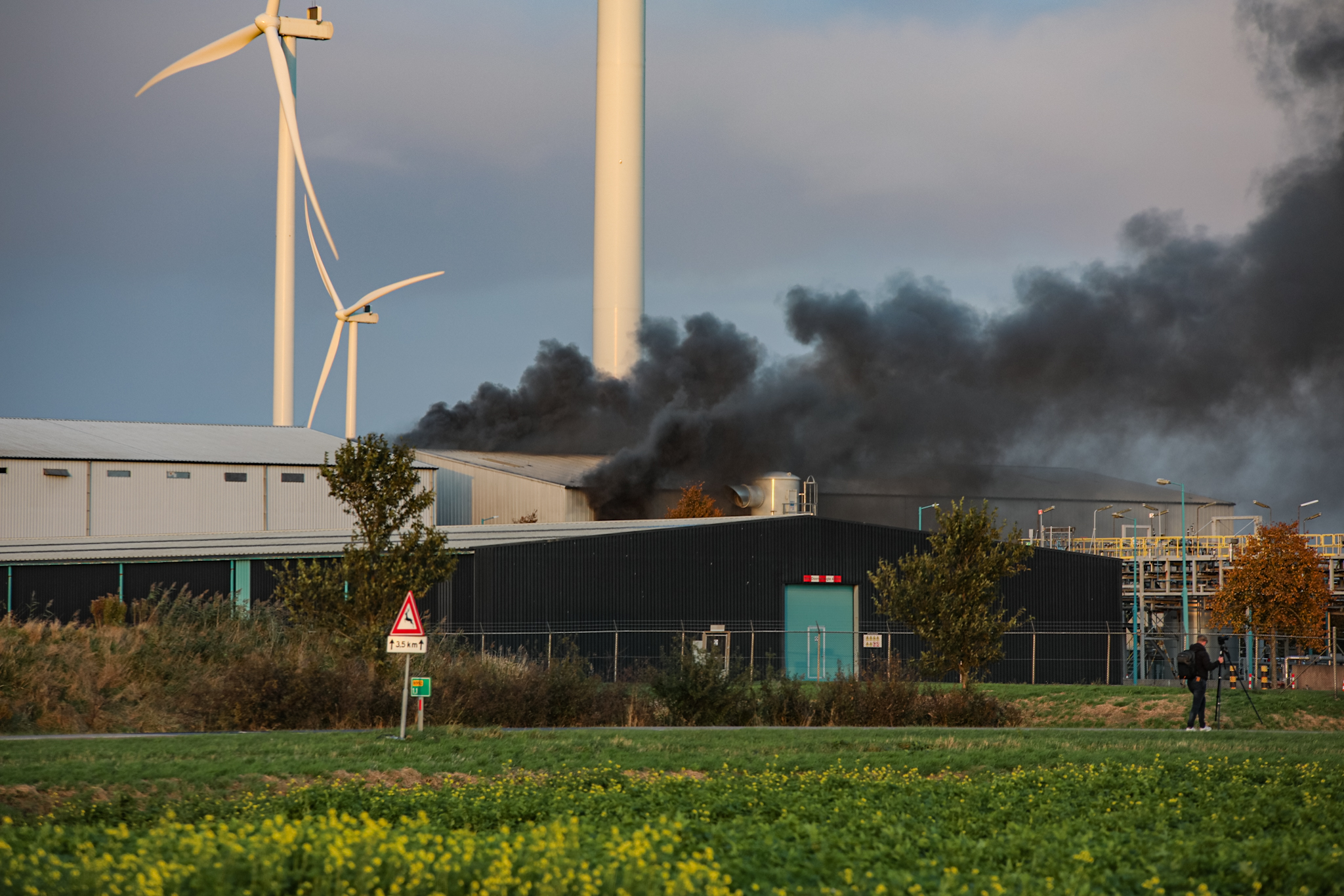 NL-Alert wegens grote brand in silo van bedrijf: ‘Blijf uit de rook’