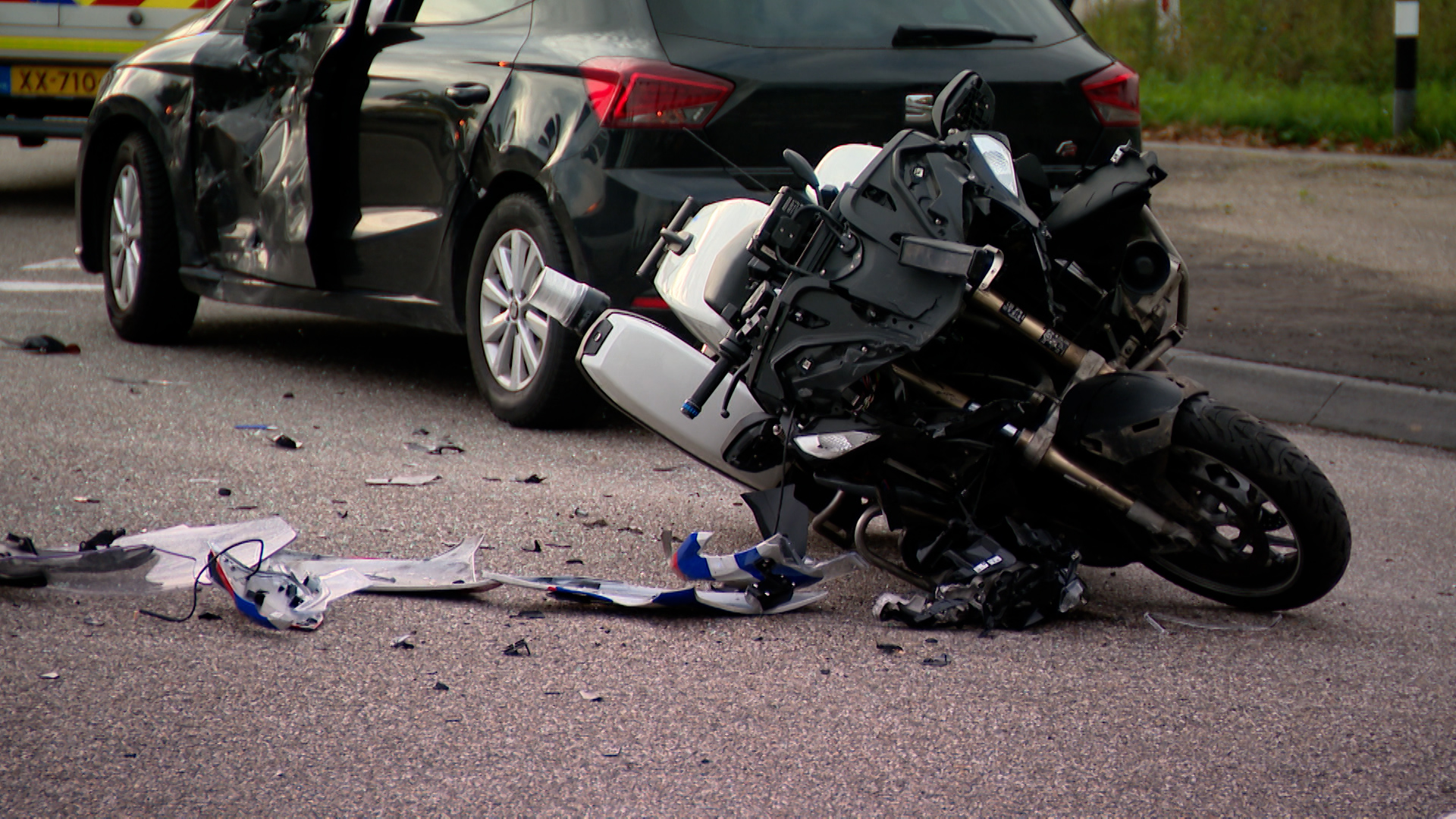 Motoragent gewond na botsing met automobilist
