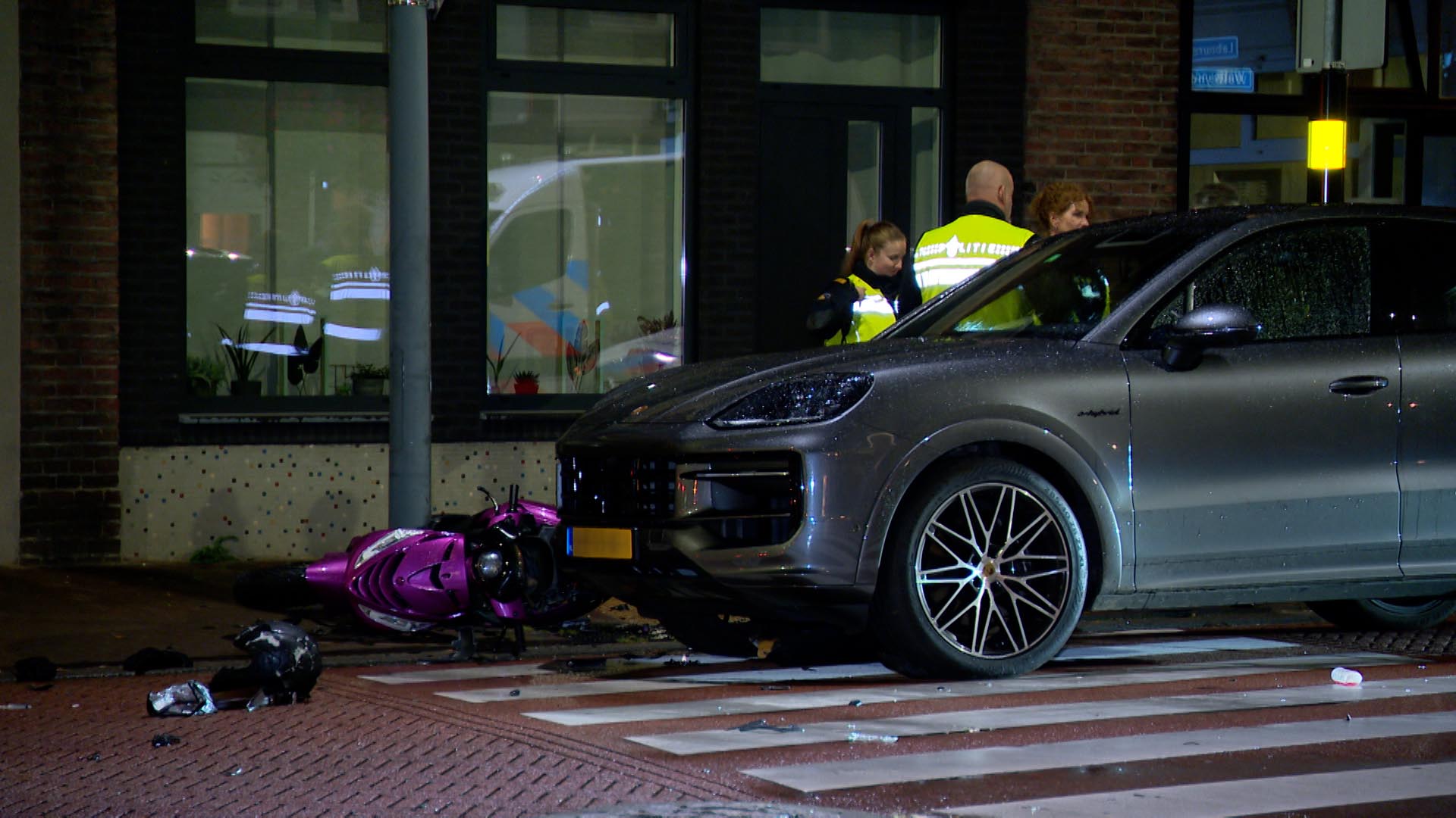 Scooterrijder rijdt door rood en wordt op de vlucht voor politie aangereden door auto