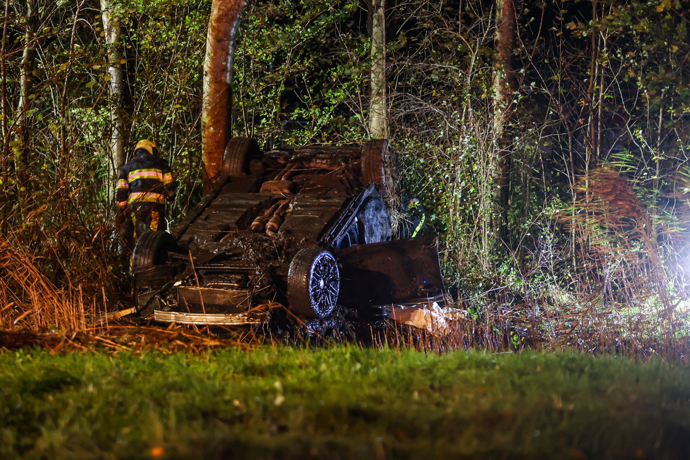 Auto slaat over de kop, bestuurder zwaargewond
