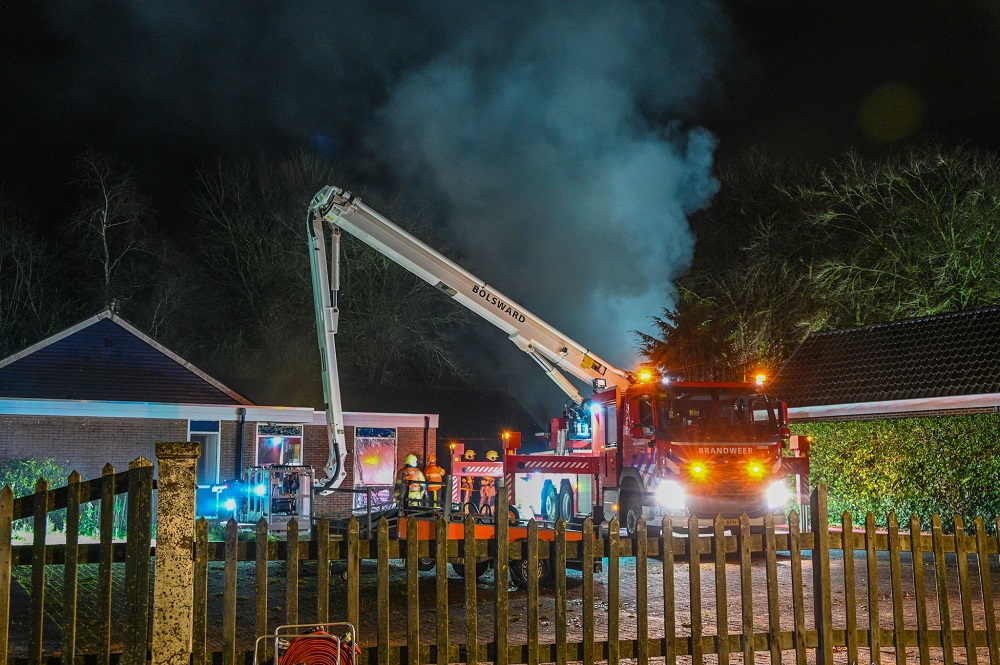 Grote brand legt loods met caravans in as
