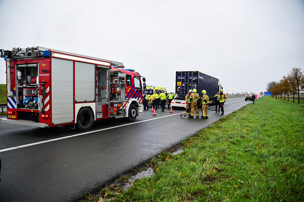 Automobilist overleden na aanrijding met vrachtwagentrailer Rijksweg A29 L 925 in Numansdorp - 112 Nederland