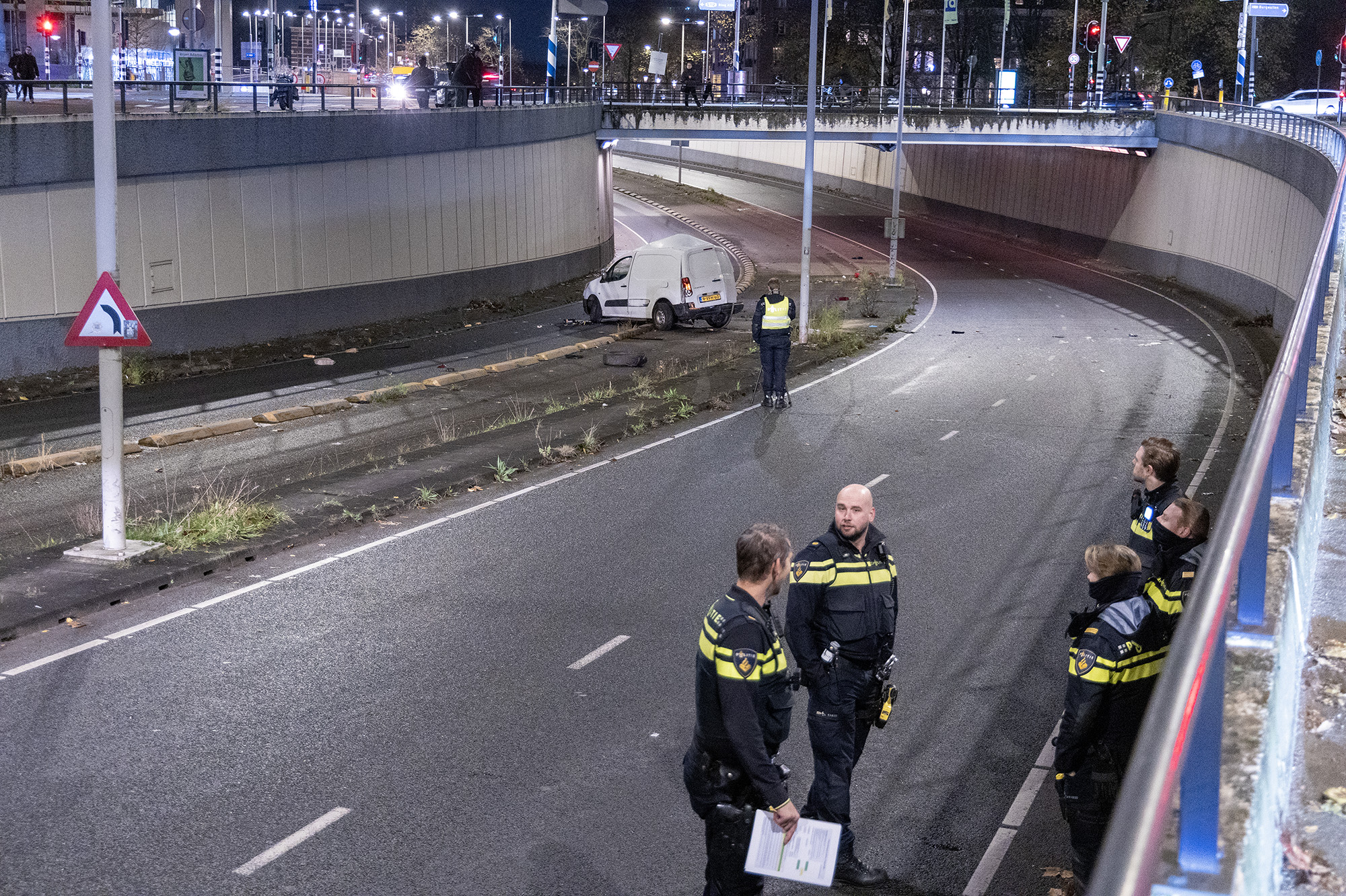 Ernstig gewonden bij eenzijdig ongeval op de Mauritskade in Amsterdam - 112 Nederland
