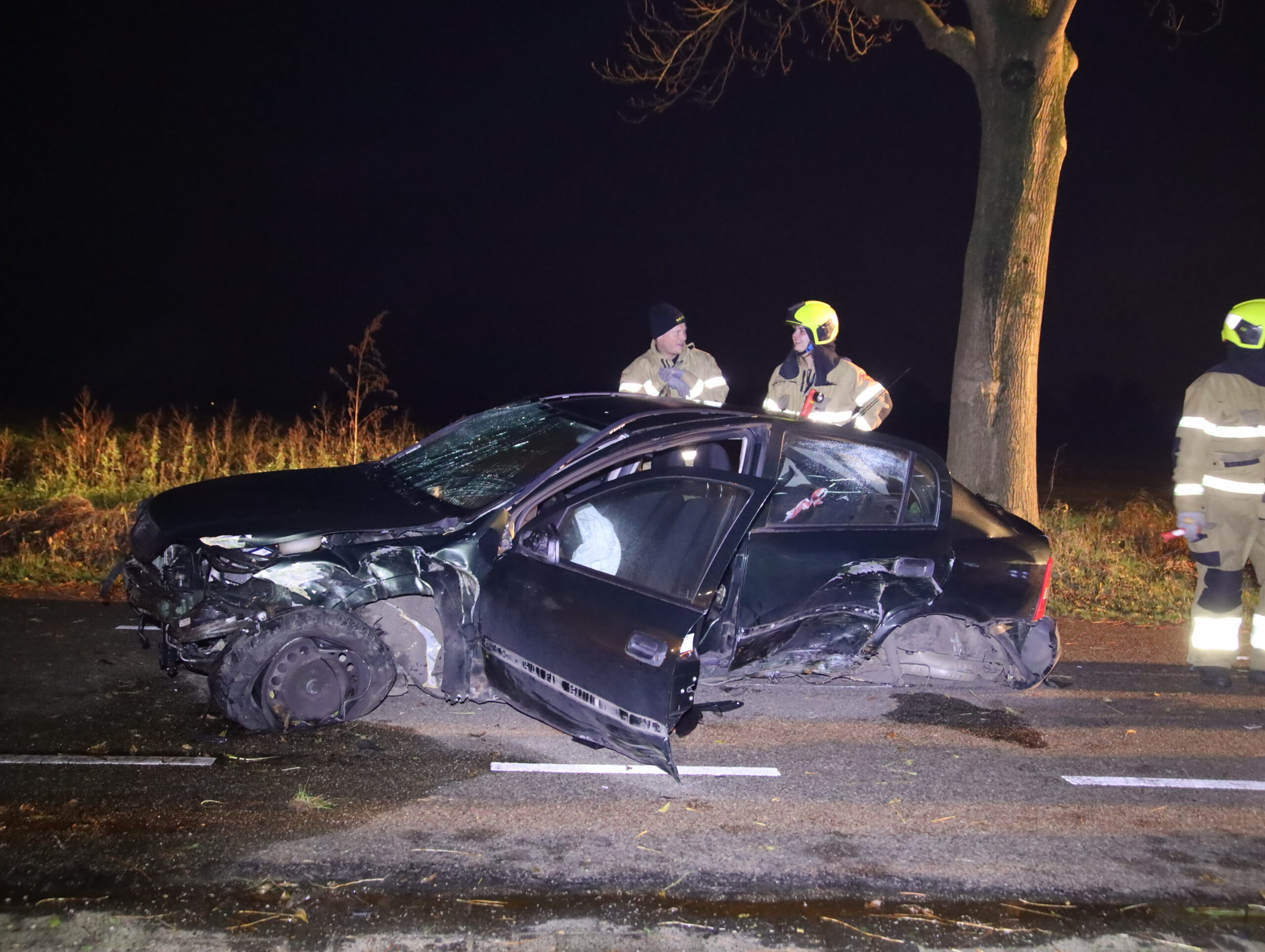 Bestuurder gewond na botsing tegen boom