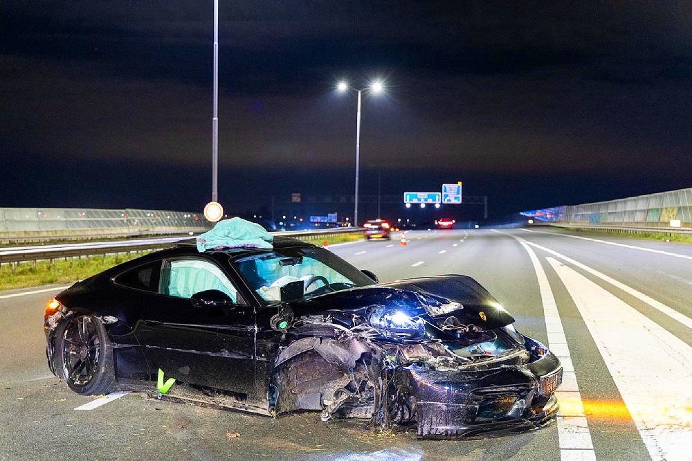 Peperdure bolide crasht op snelweg, meerdere gewonden