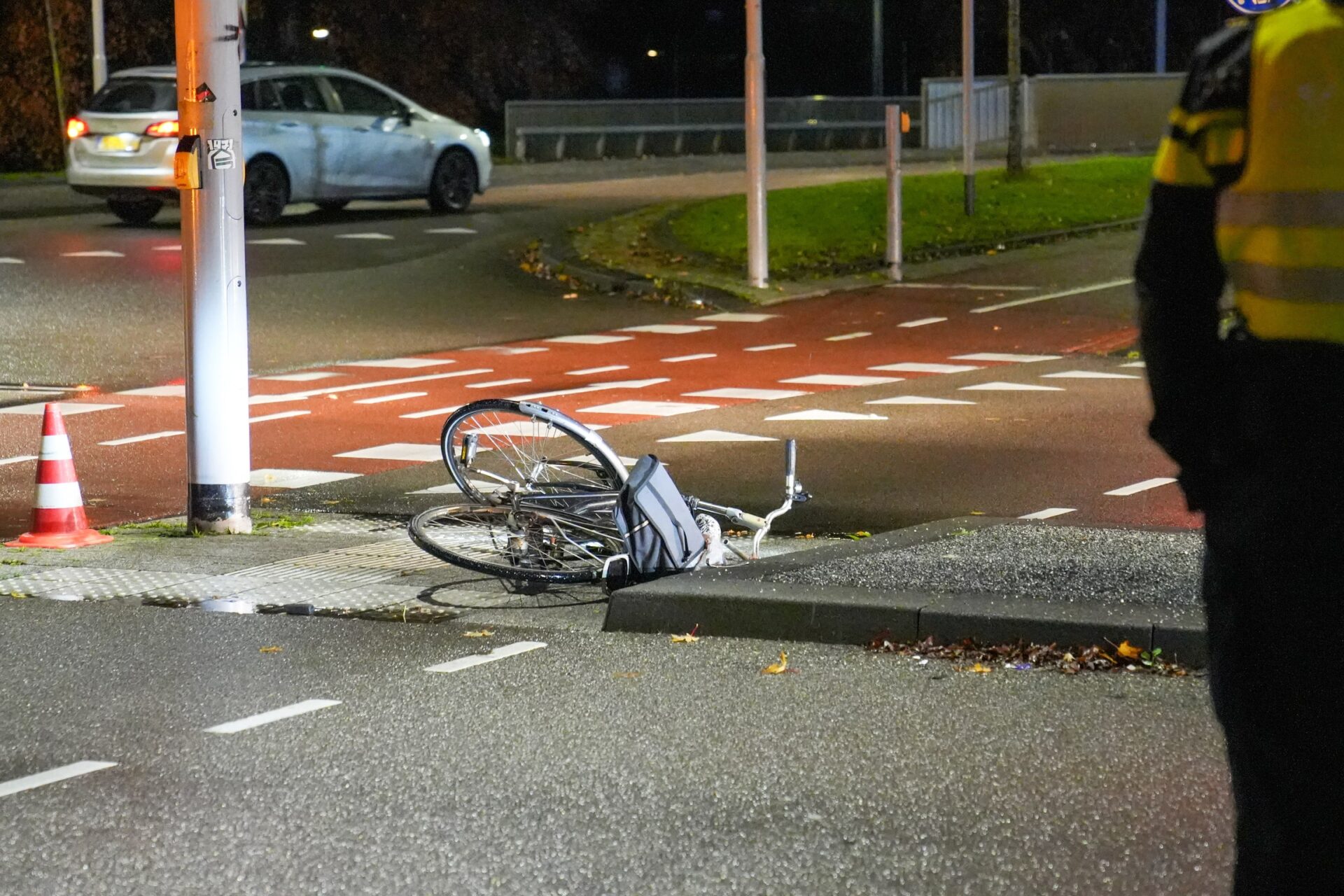 Man mishandelt vriendin en rijdt op agent in - 112 Nederland