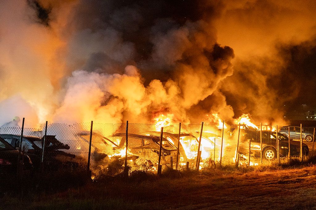 ‘Twee mensen met jerrycans staken auto’s Schiphol in brand’