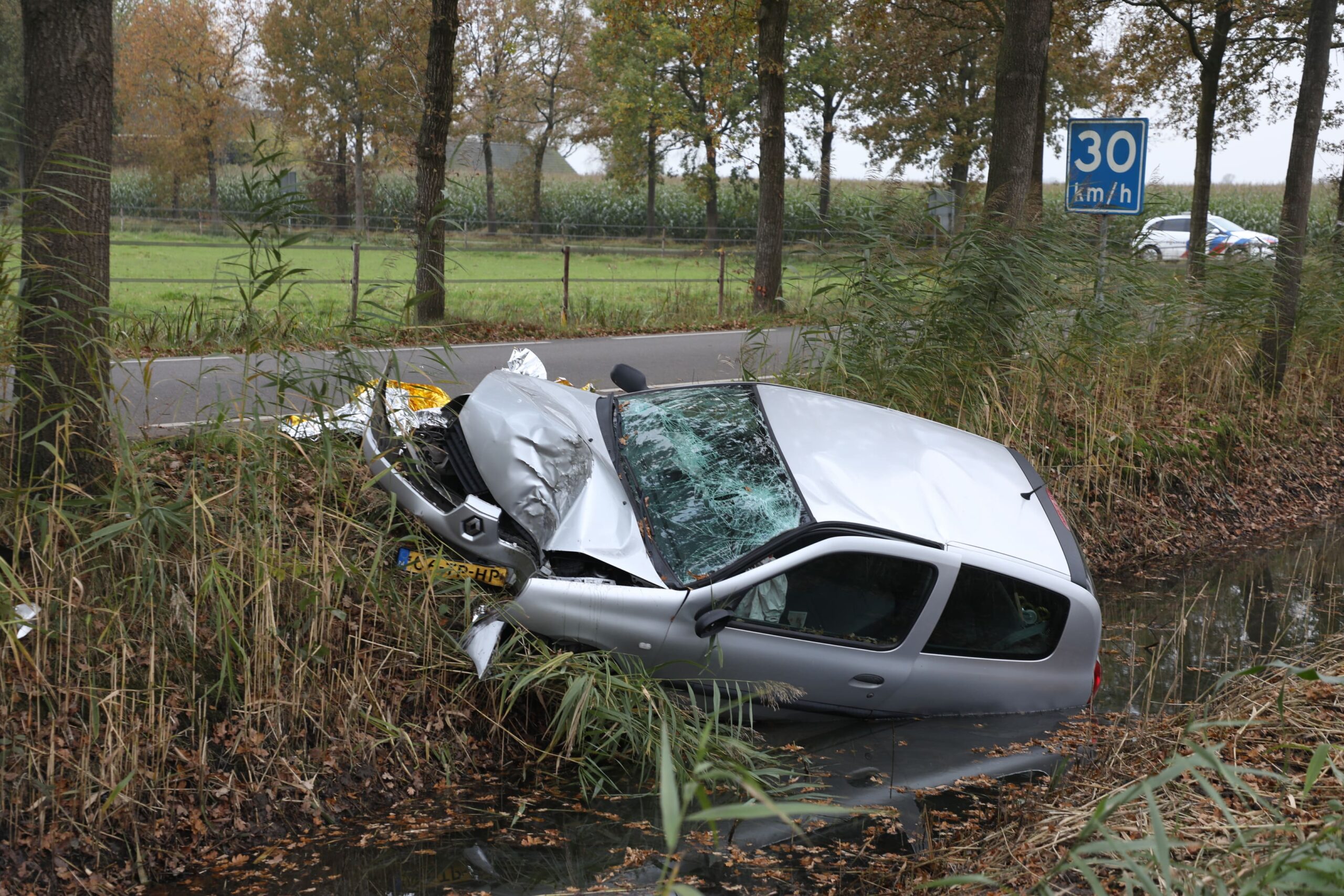Dieven crashen met auto na achtervolging door burgers