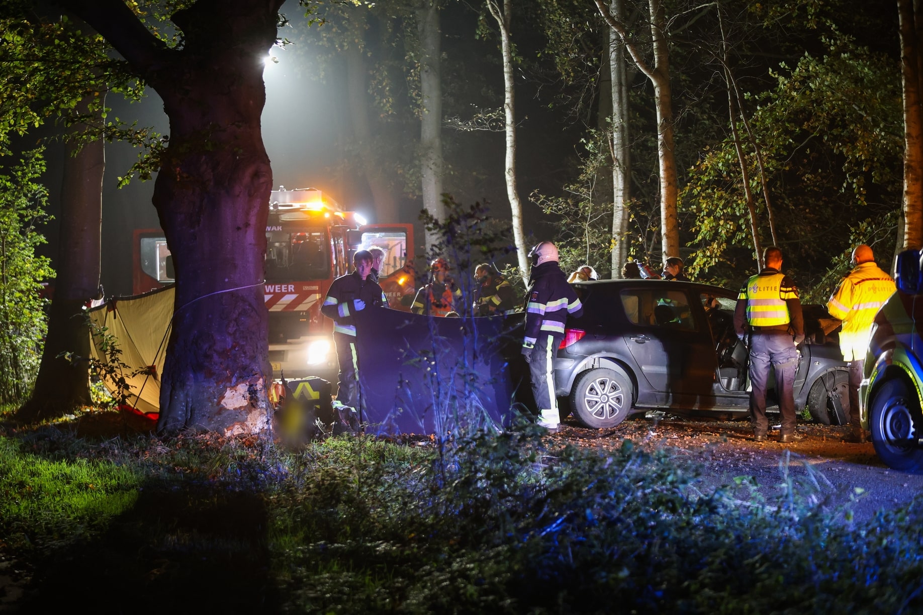 26-jarige man overleden nadat hij controle verliest over auto en crasht tegen boom