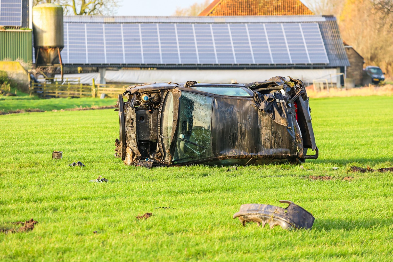 Automobilist overleden na crash, voertuig belandt midden in weiland