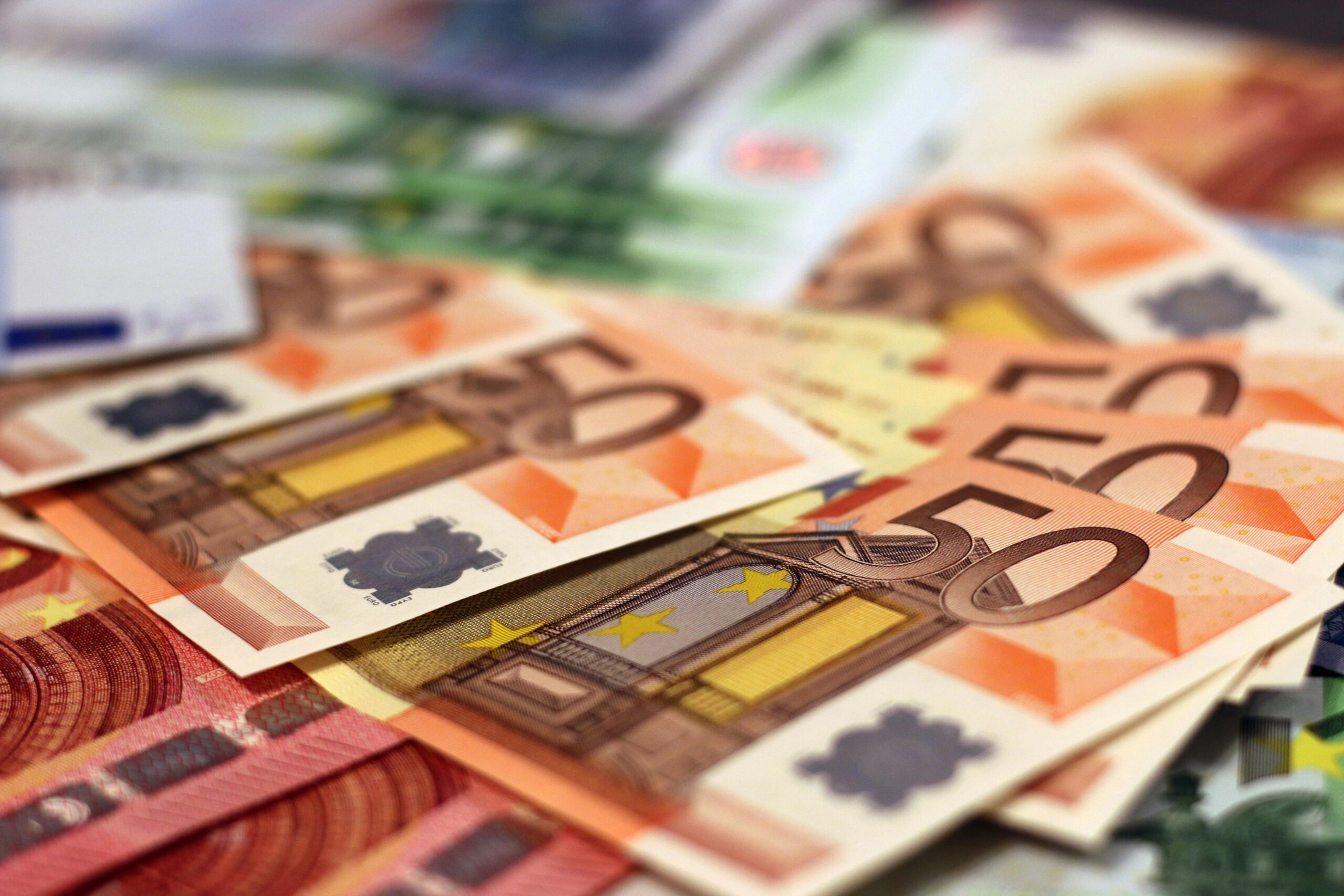 Politie vindt 1 miljoen euro in onderzoek naar onderwereldbank