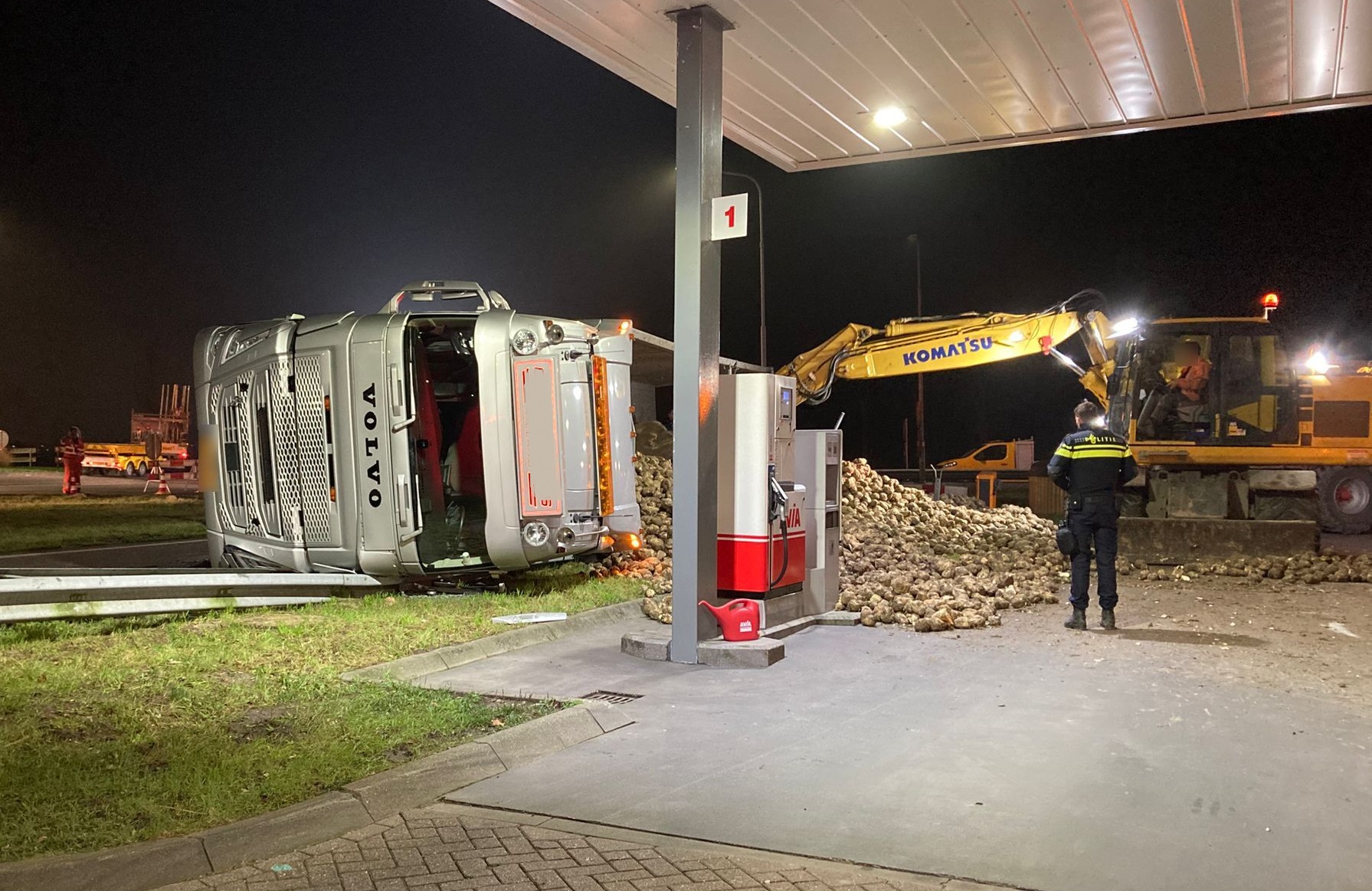 Vrachtwagen met bieten gekanteld, oprit snelweg dicht