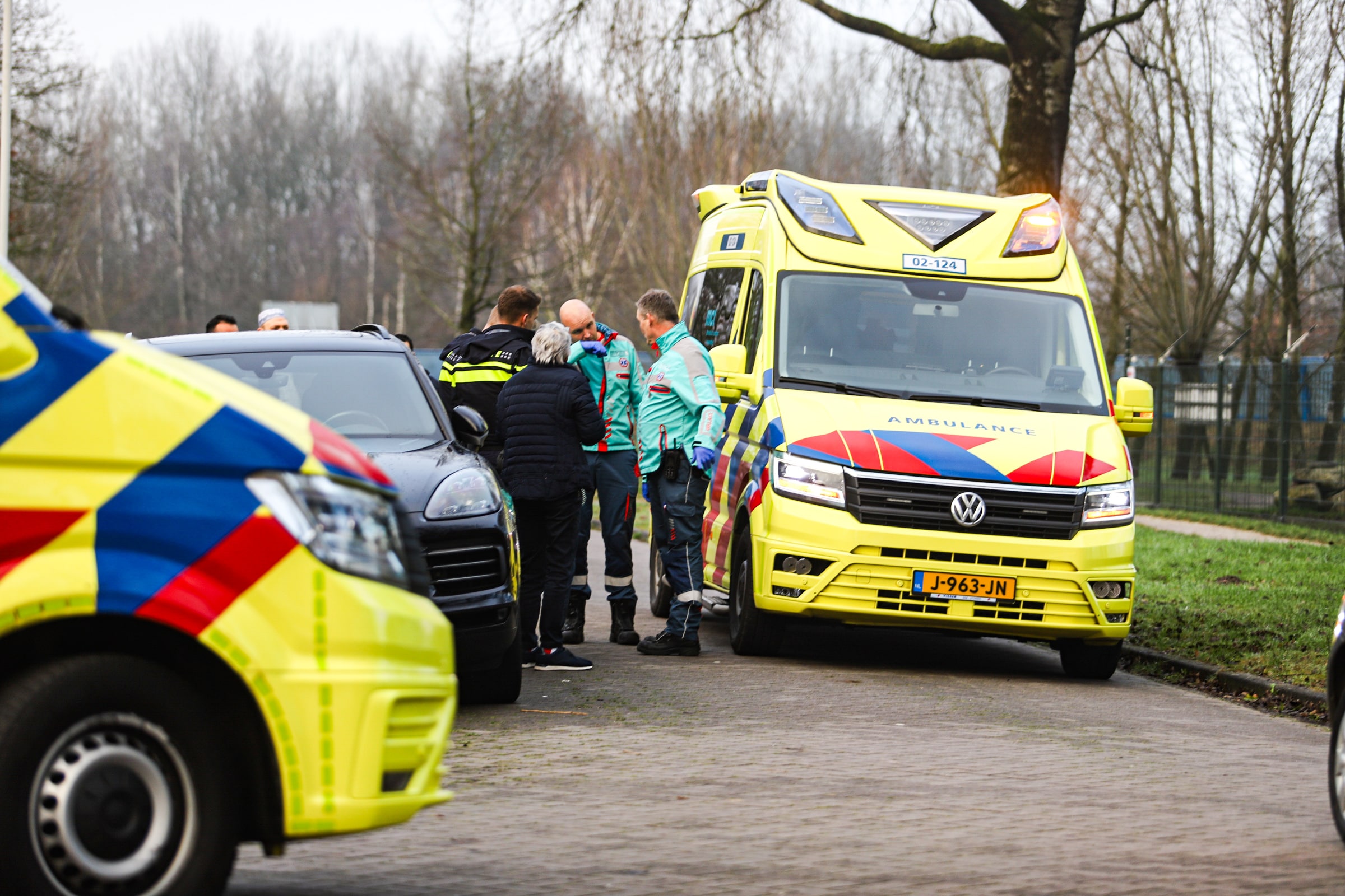 Kind aangereden door auto, jongetje met spoed naar ziekenhuis