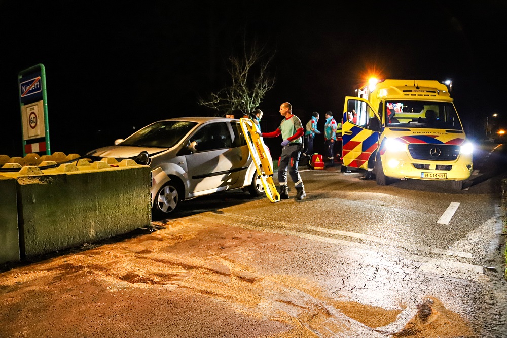 Ernstig ongeval: automobilist gewond na botsing tegen betonblok
